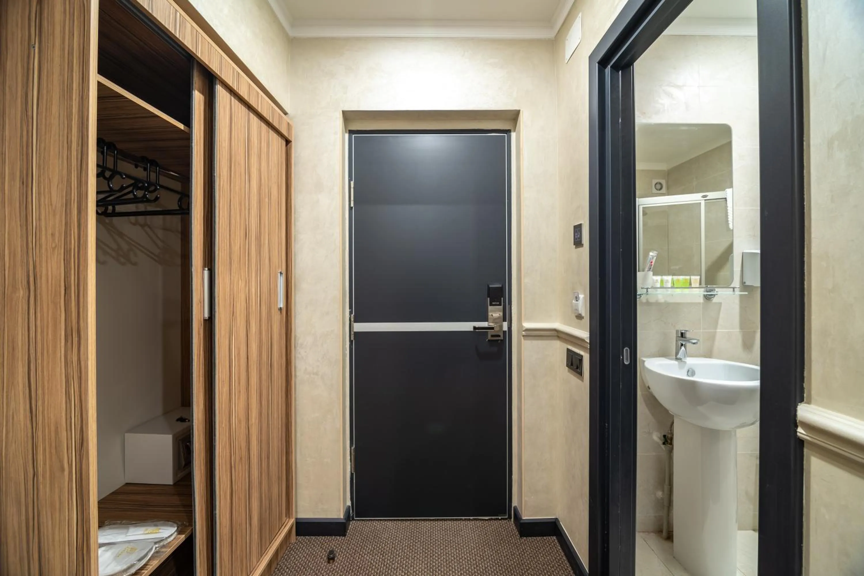 Photo of the whole room in Mildom City Hotel