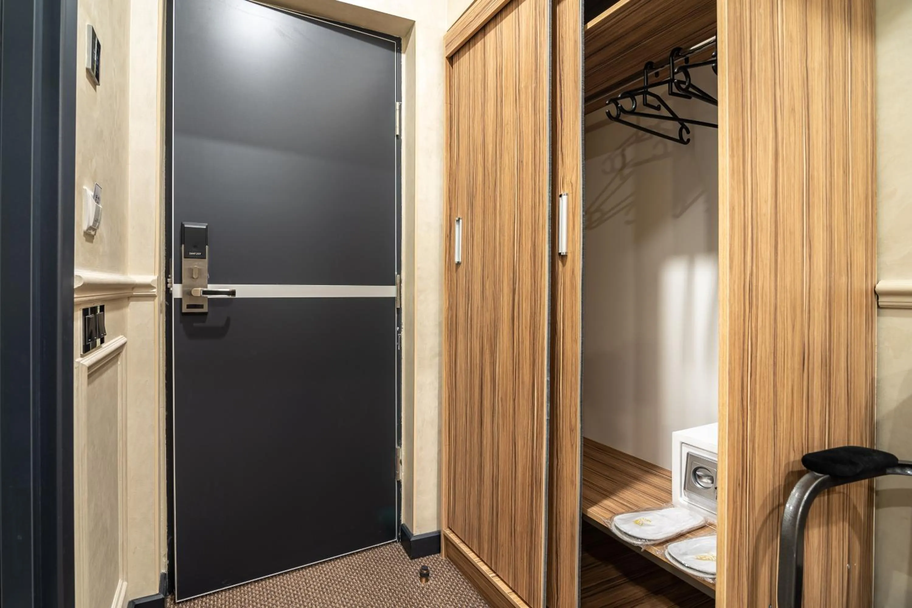 Photo of the whole room in Mildom City Hotel