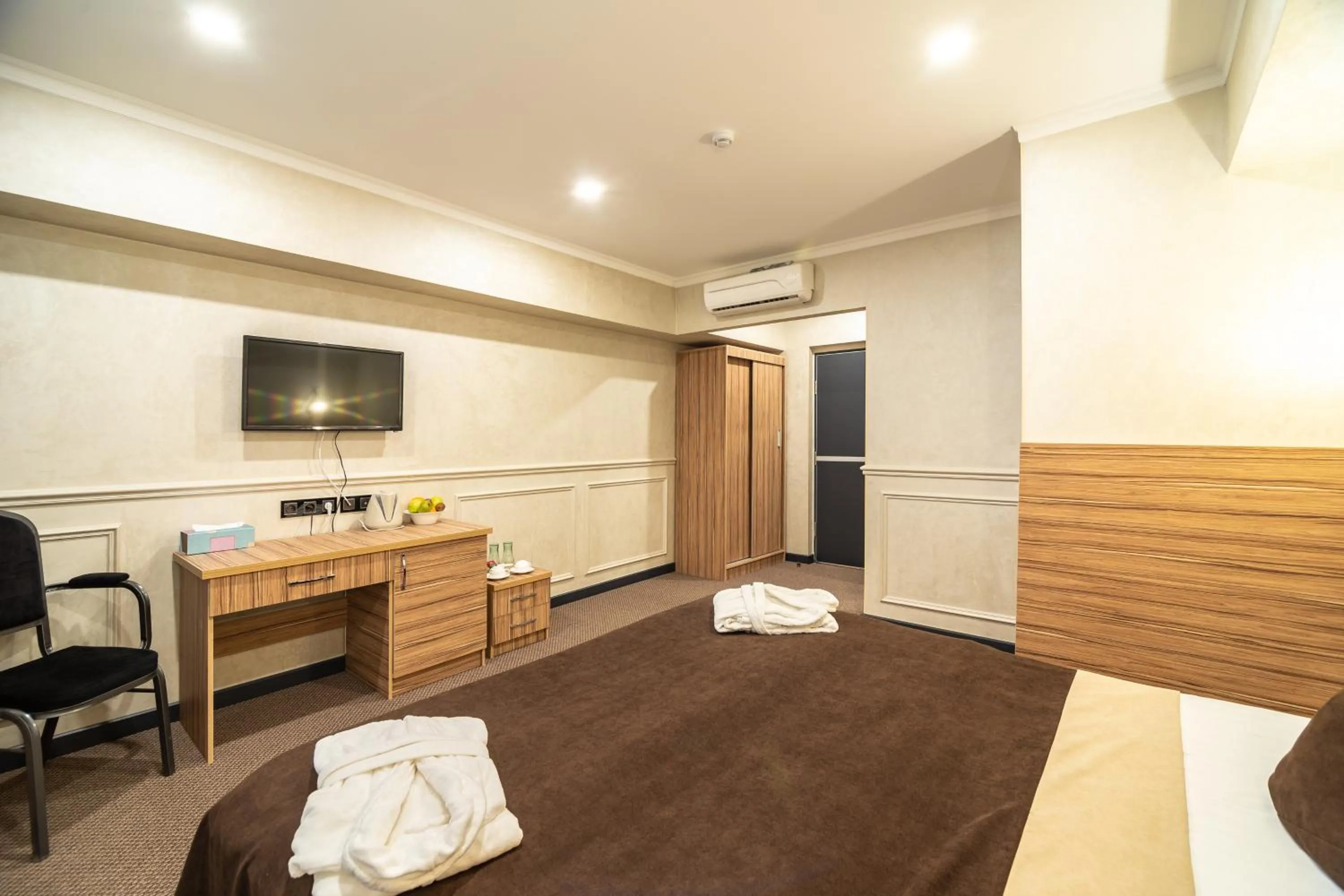 TV and multimedia, Bed in Mildom City Hotel