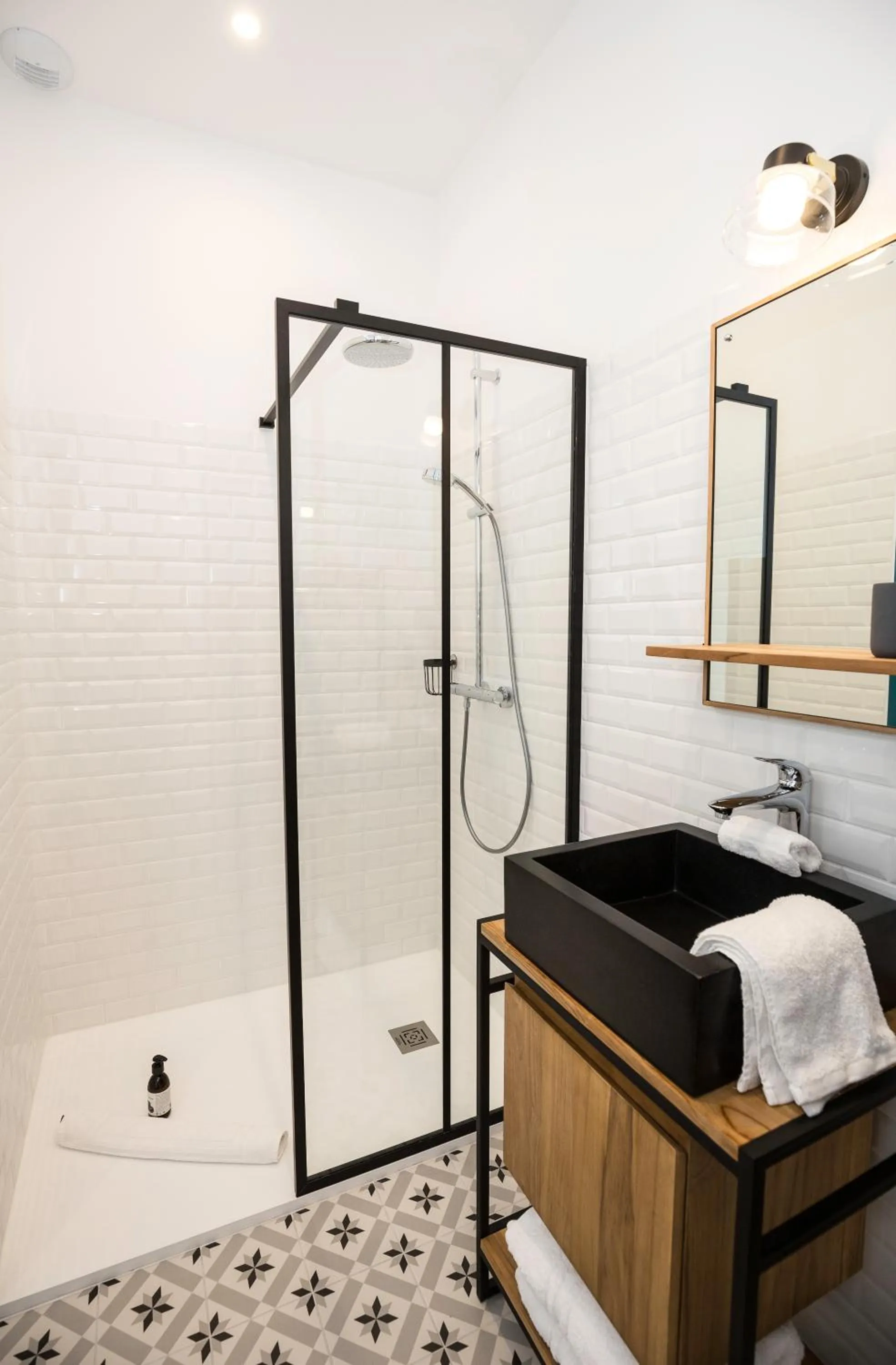 Shower, Bed in L’Ostréale