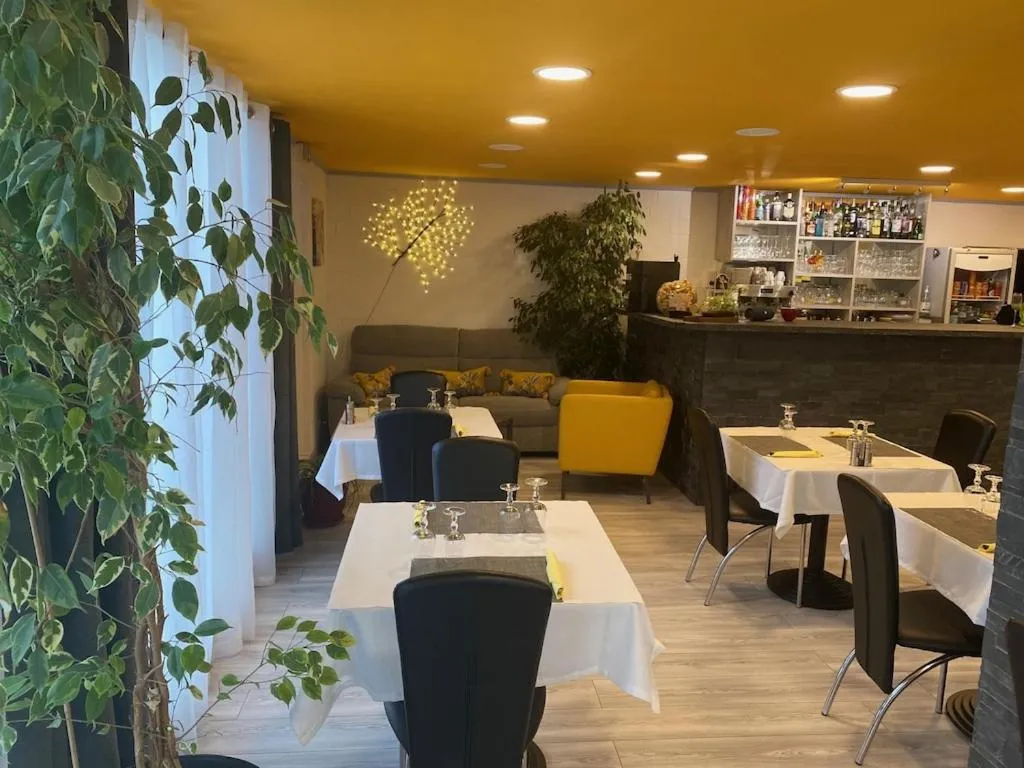 Restaurant/places to eat in LOGIS Hôtel La Chaumière