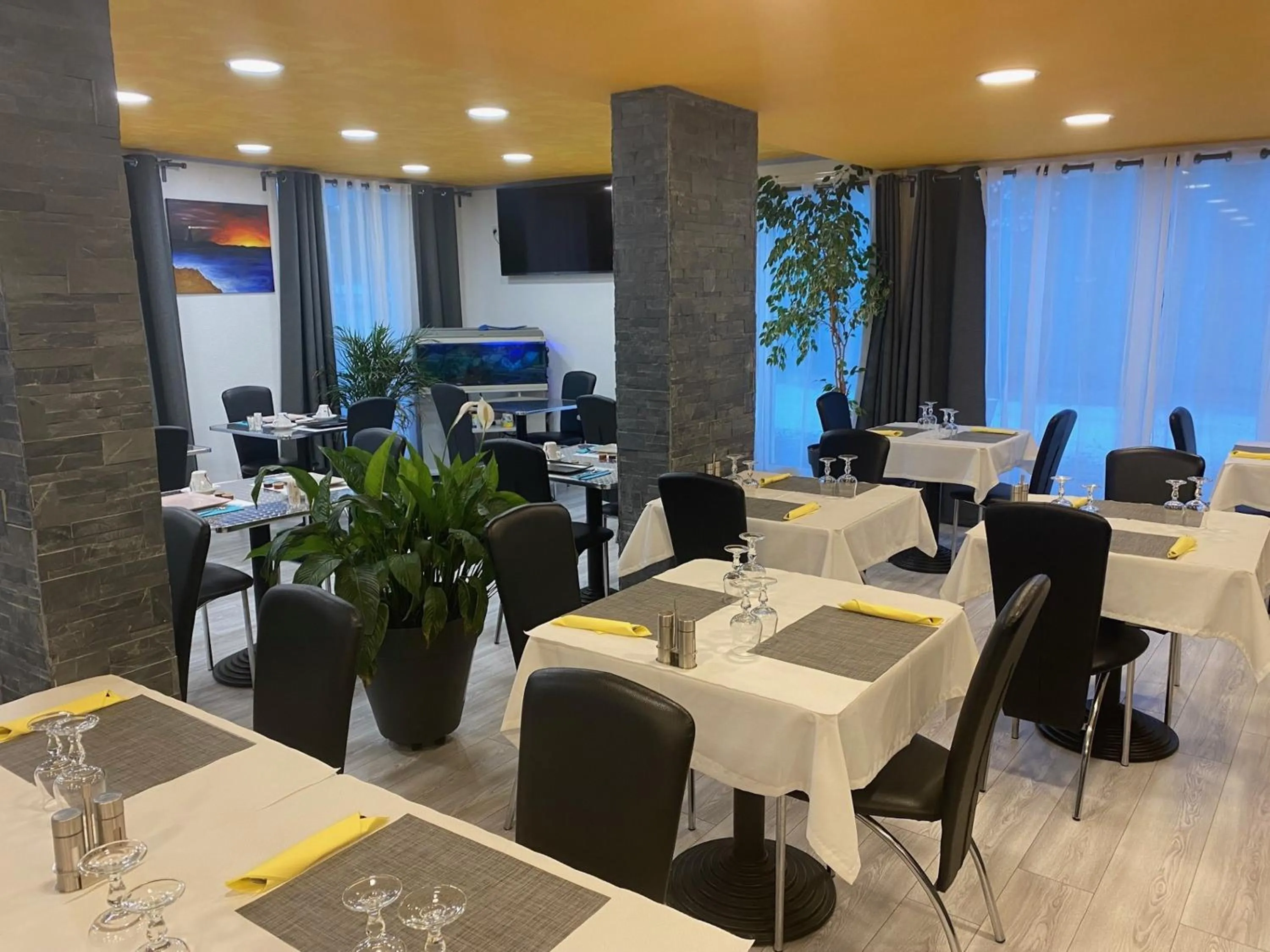 Restaurant/places to eat in LOGIS Hôtel La Chaumière