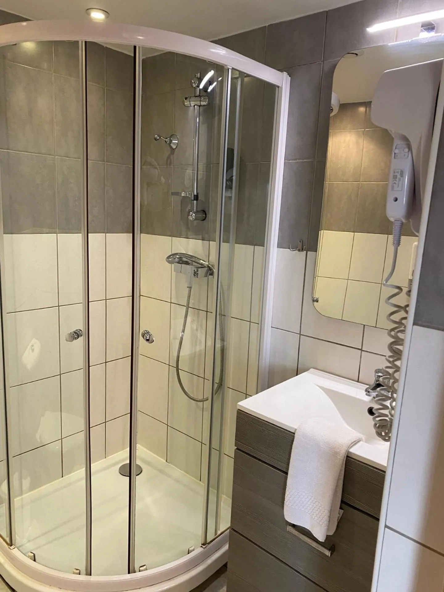 Bathroom in LOGIS Hôtel La Chaumière