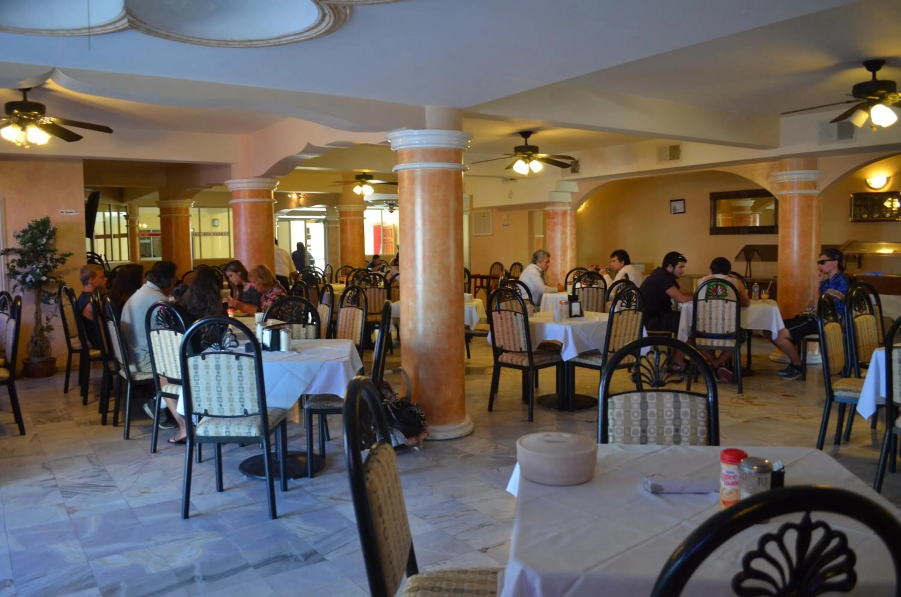 Restaurant/places to eat in Hotel Paraiso