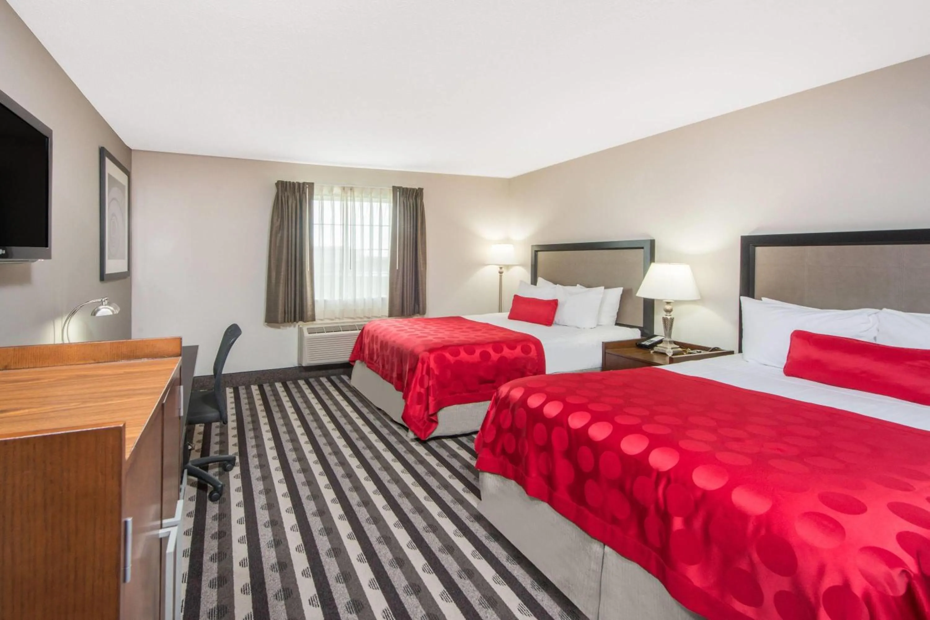 Photo of the whole room, Bed in Ramada by Wyndham Springfield North