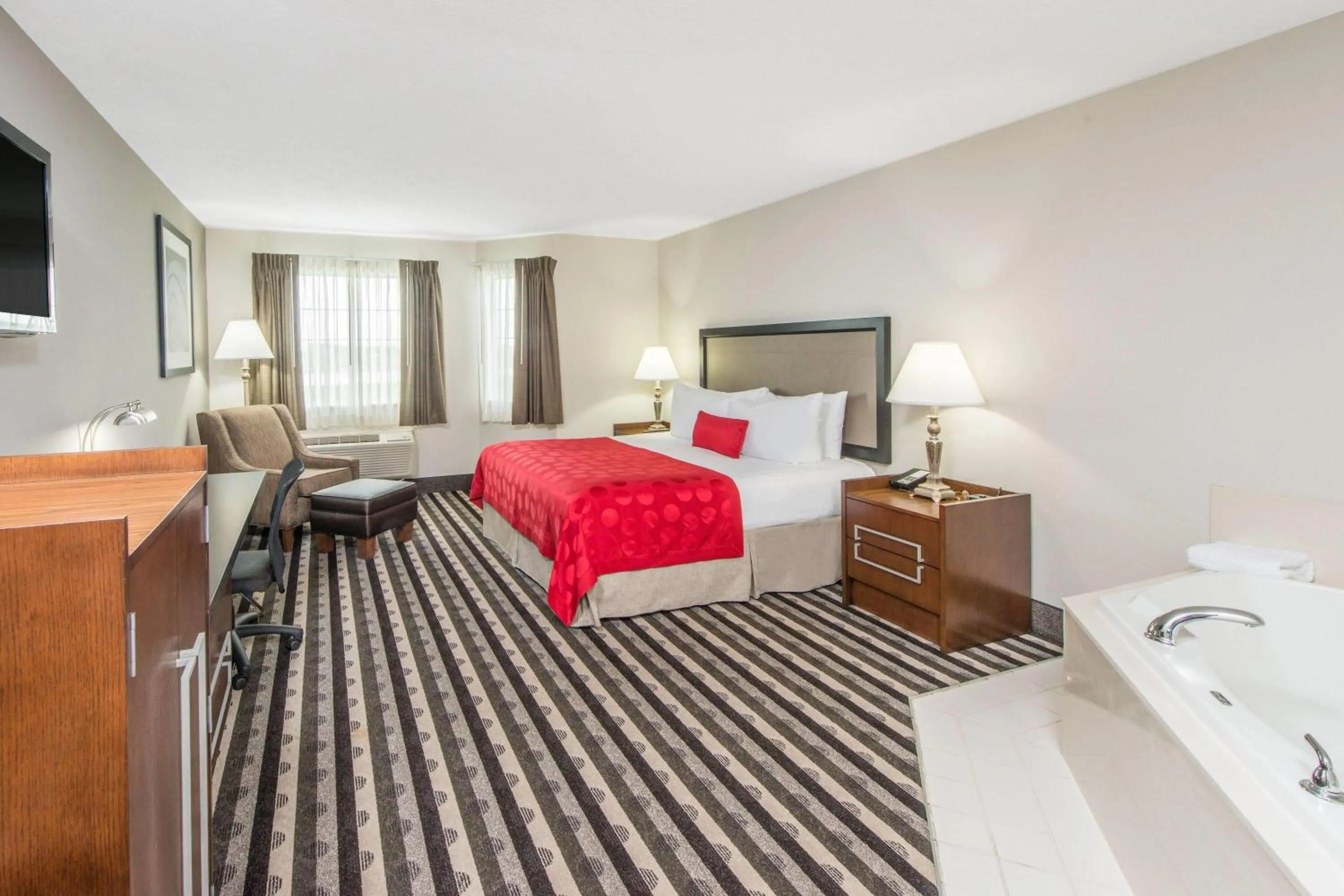 Photo of the whole room, Bed in Ramada by Wyndham Springfield North