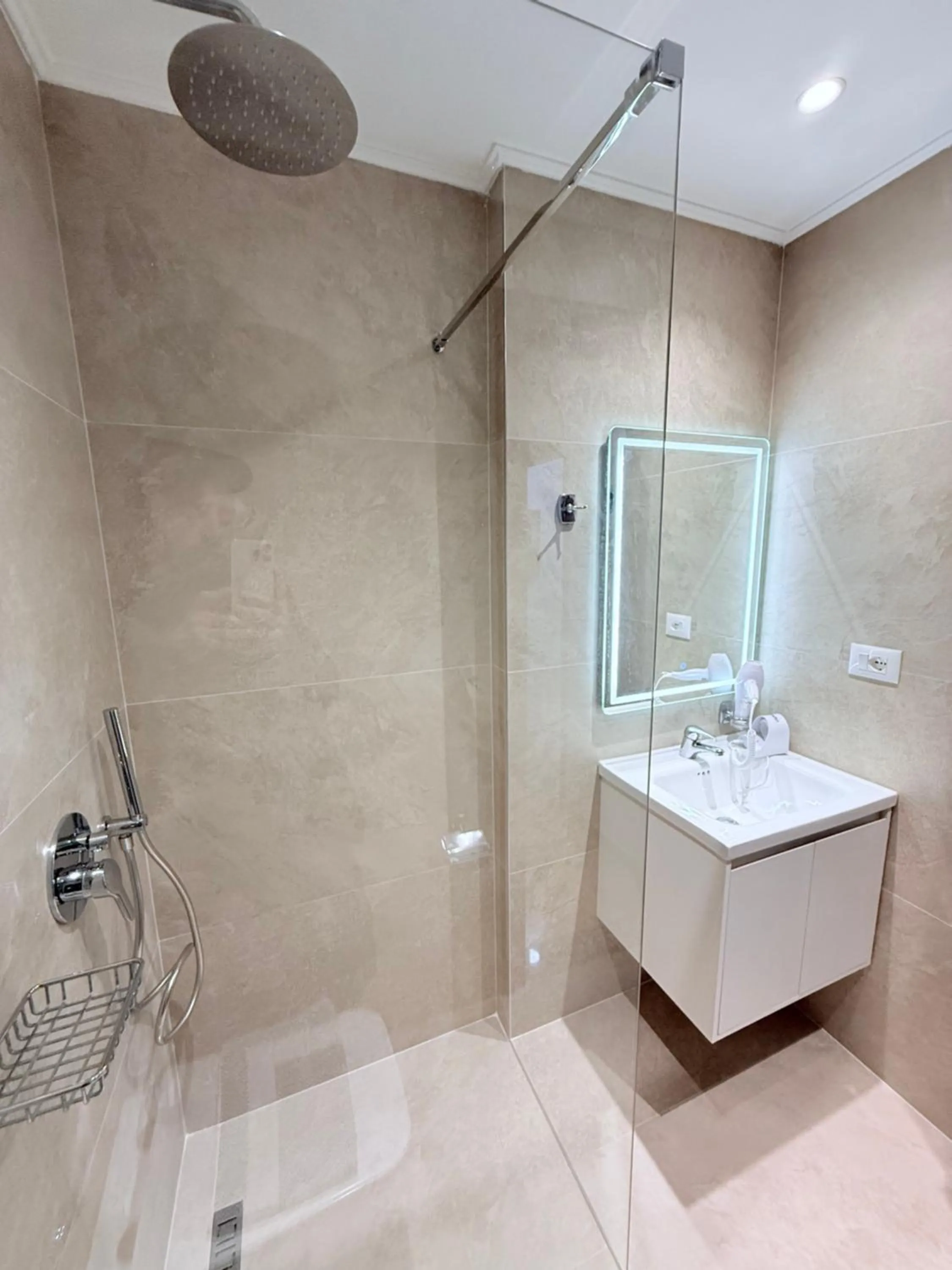 Shower in Hotel Milo Ksamil