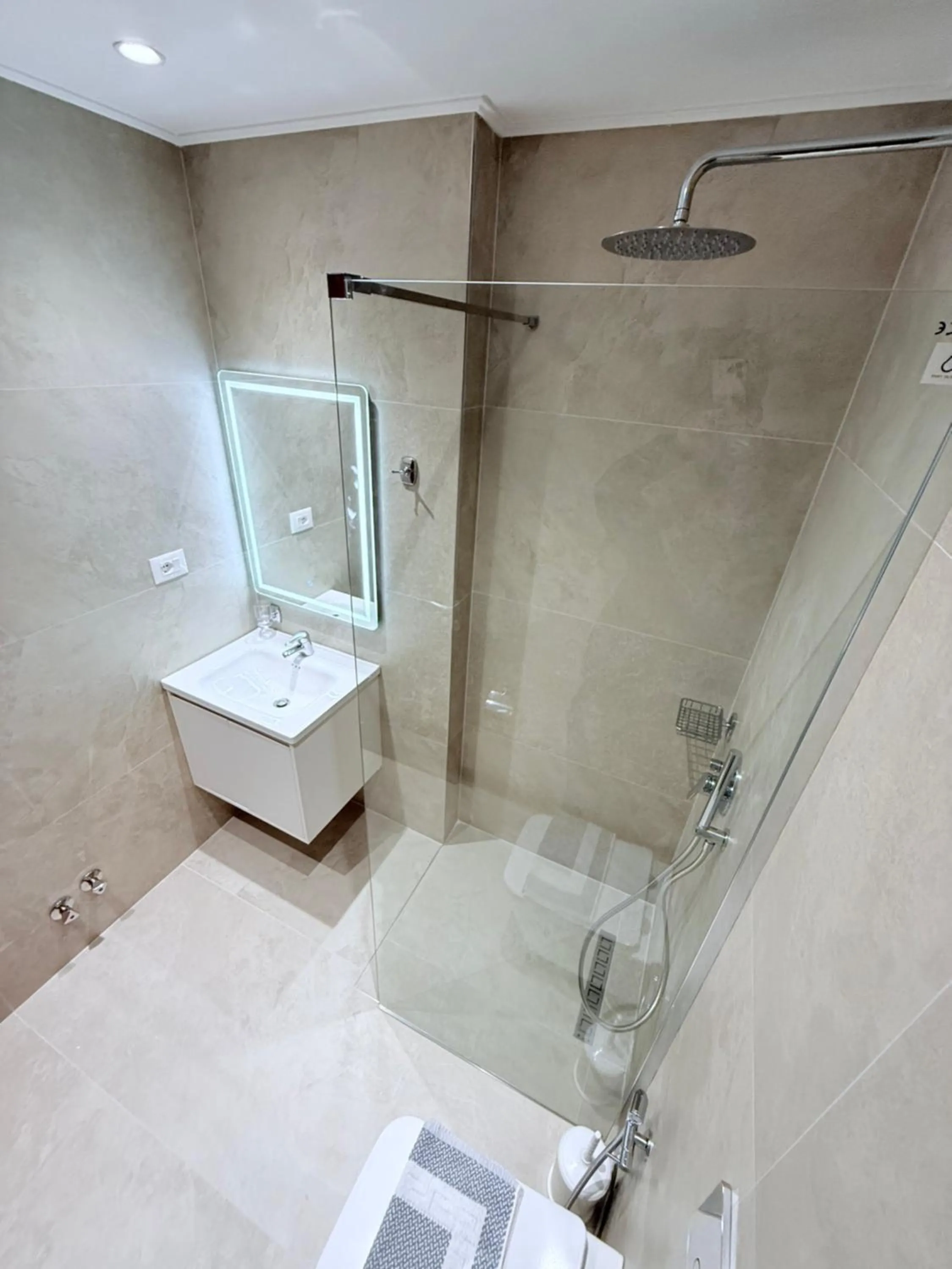 Shower in Hotel Milo Ksamil