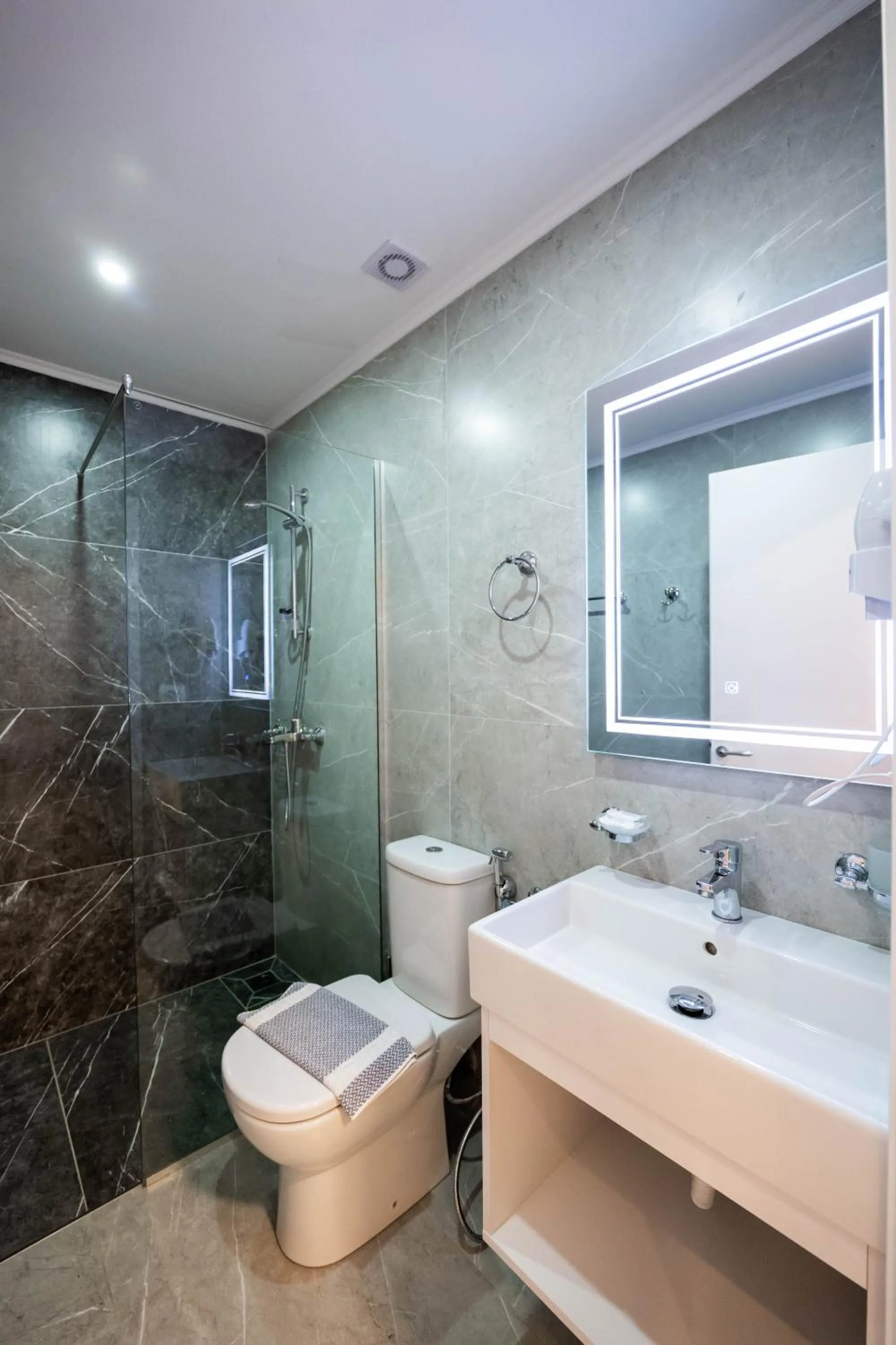 Shower in Hotel Milo Ksamil