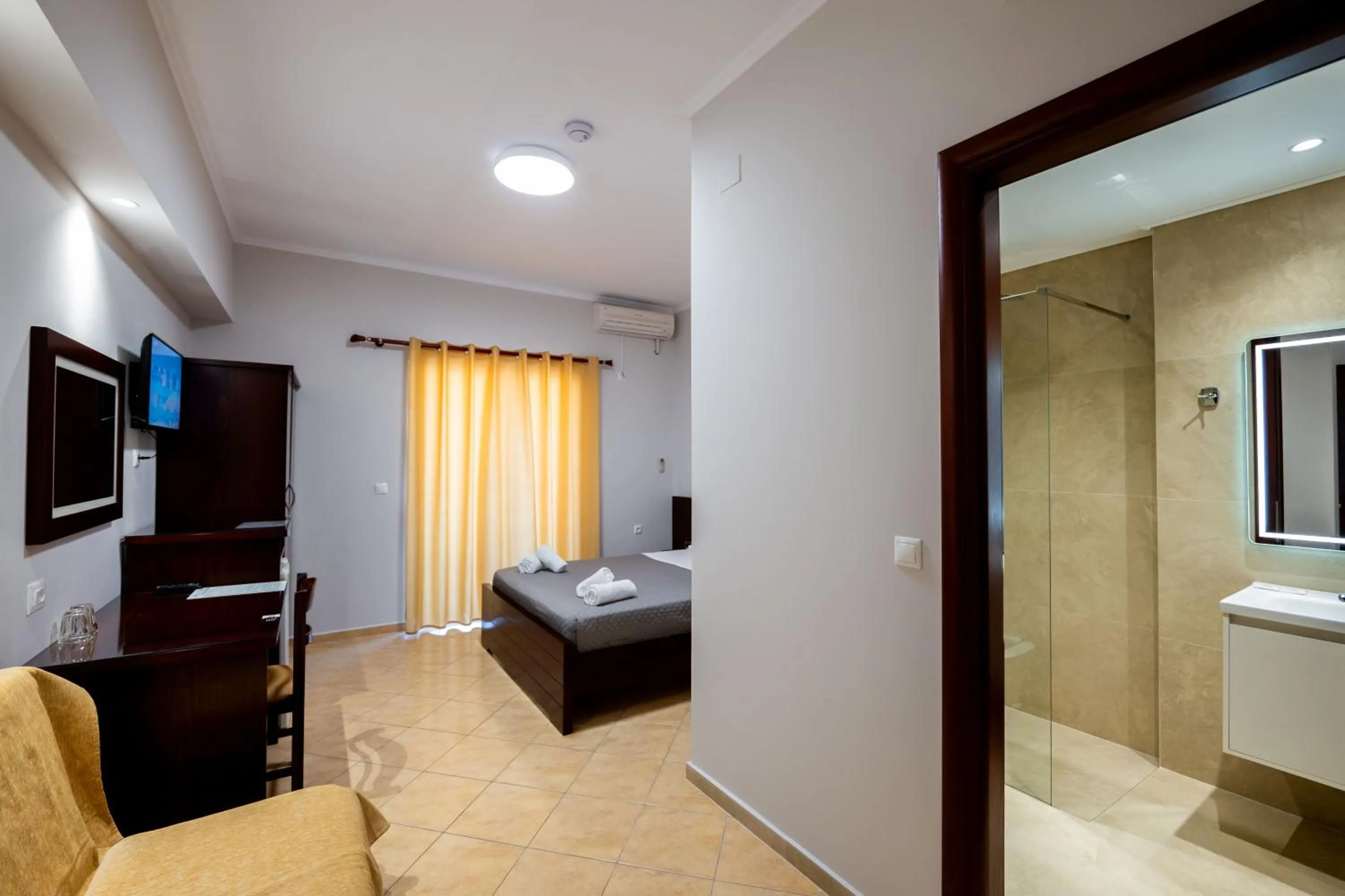 Bathroom, Bed in Hotel Milo Ksamil