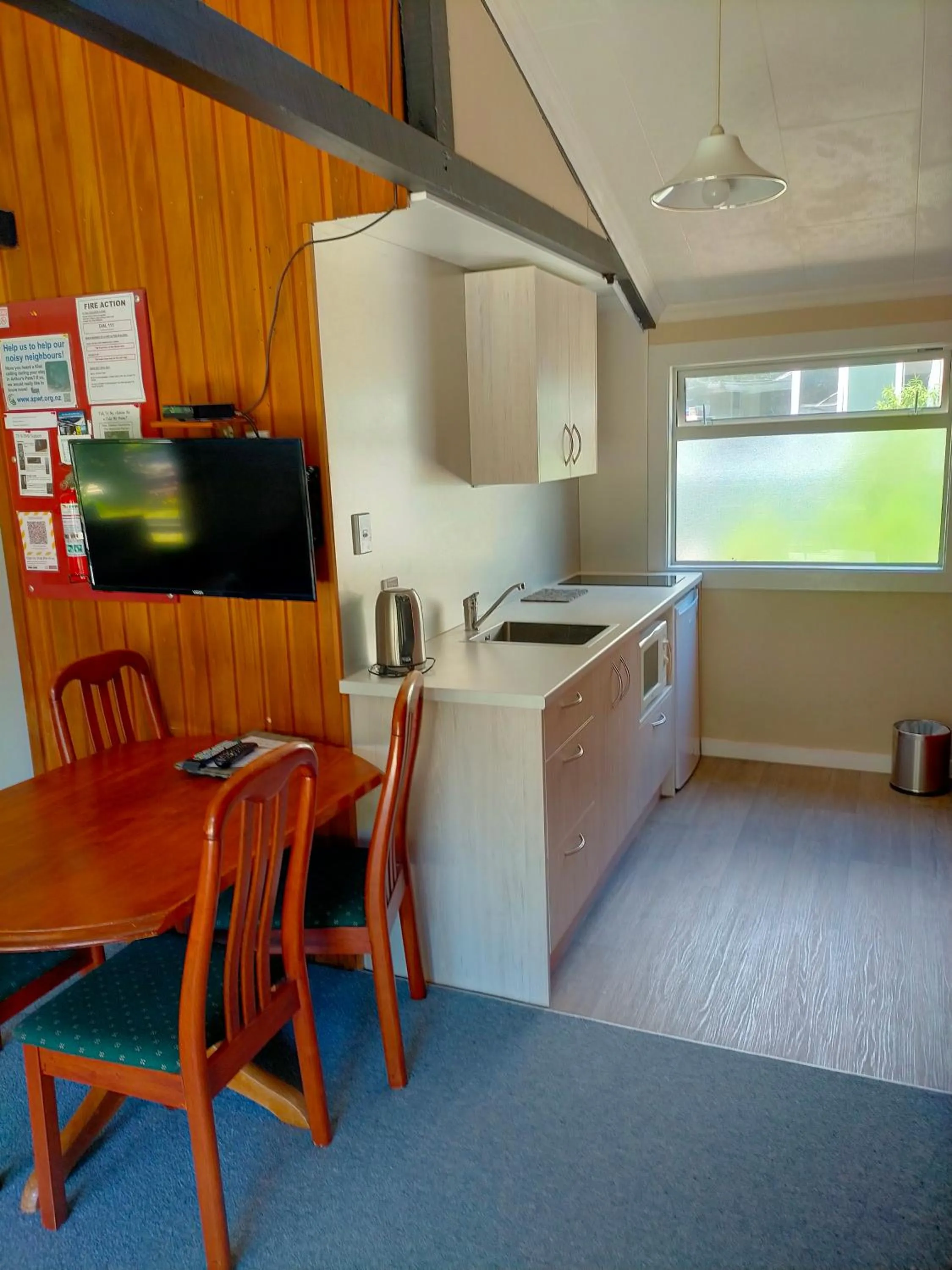 Kitchen or kitchenette in Arthur's Pass Alpine Motel