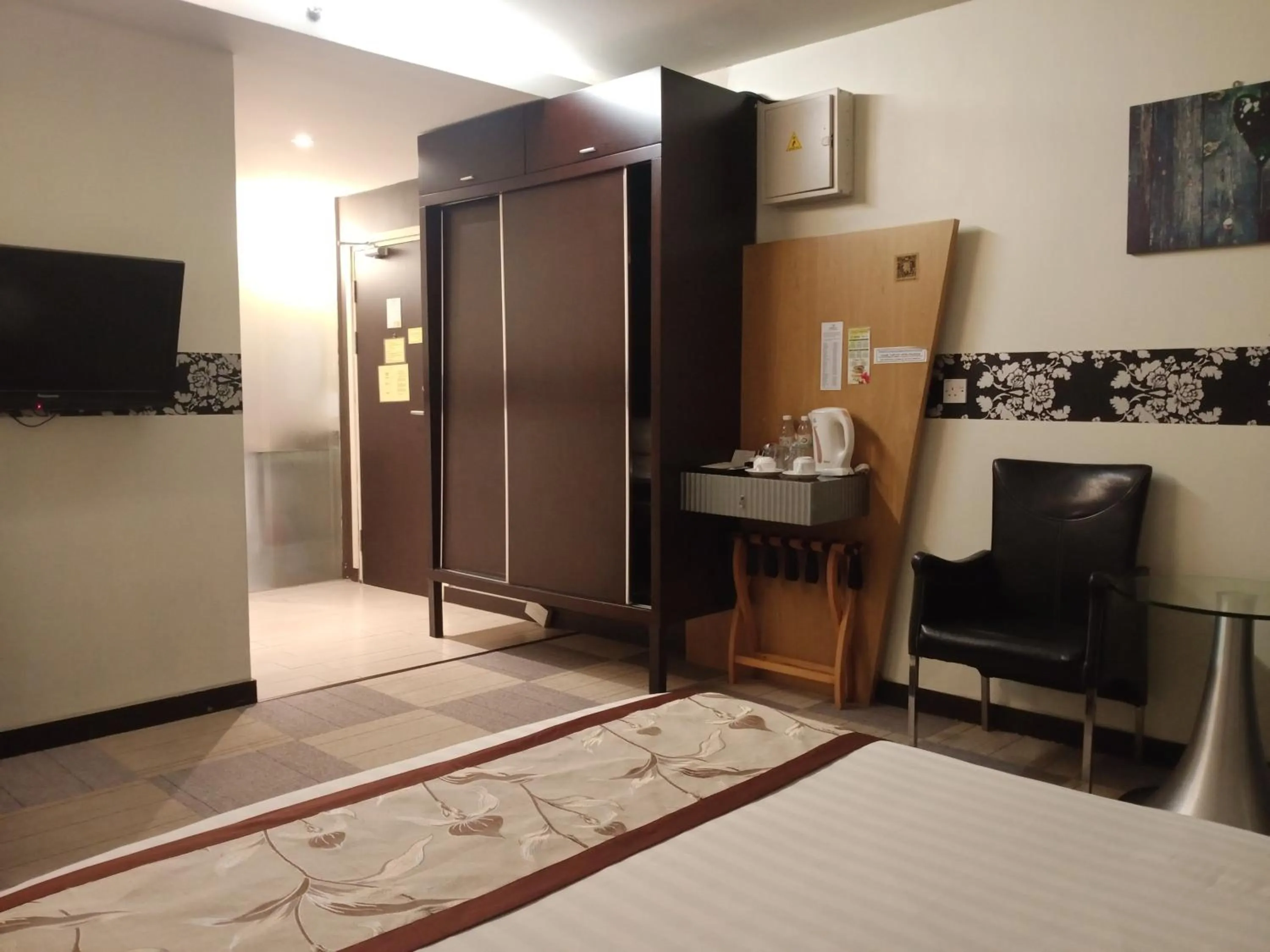 Photo of the whole room, Bed in Shervinton Executive Boutique Hotel