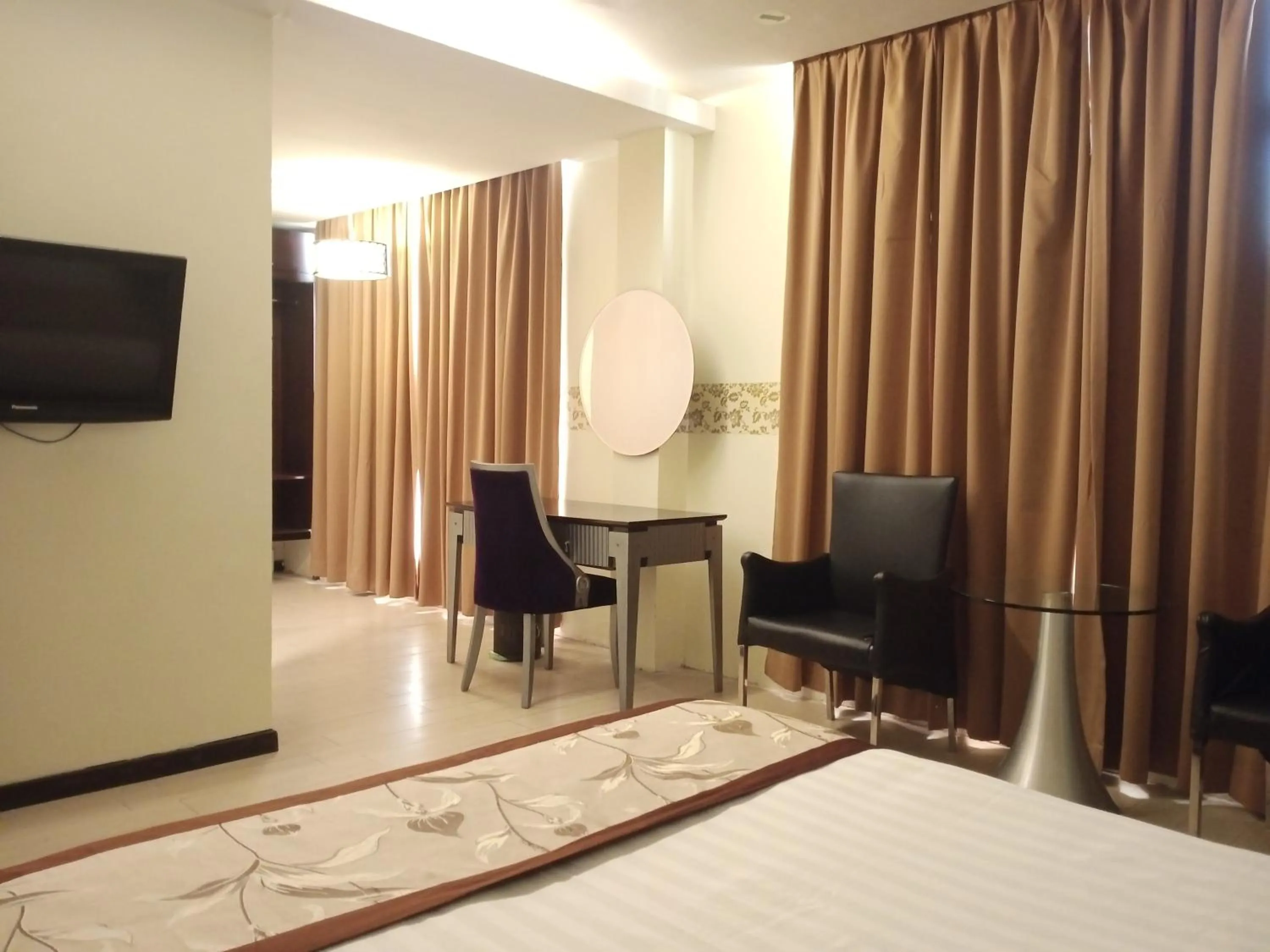 Photo of the whole room, Bed in Shervinton Executive Boutique Hotel