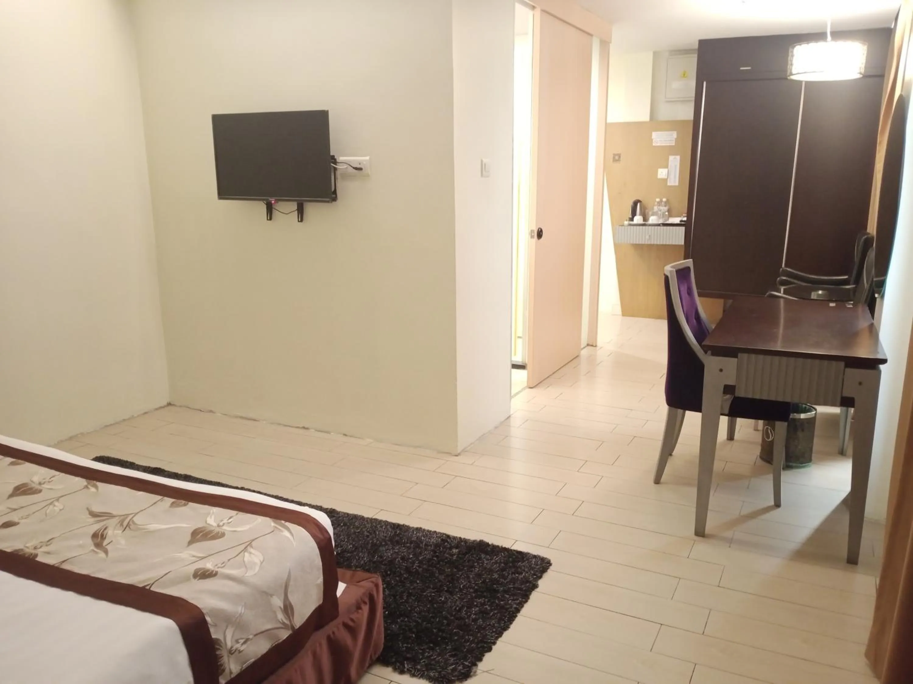 Seating area, Bed in Shervinton Executive Boutique Hotel