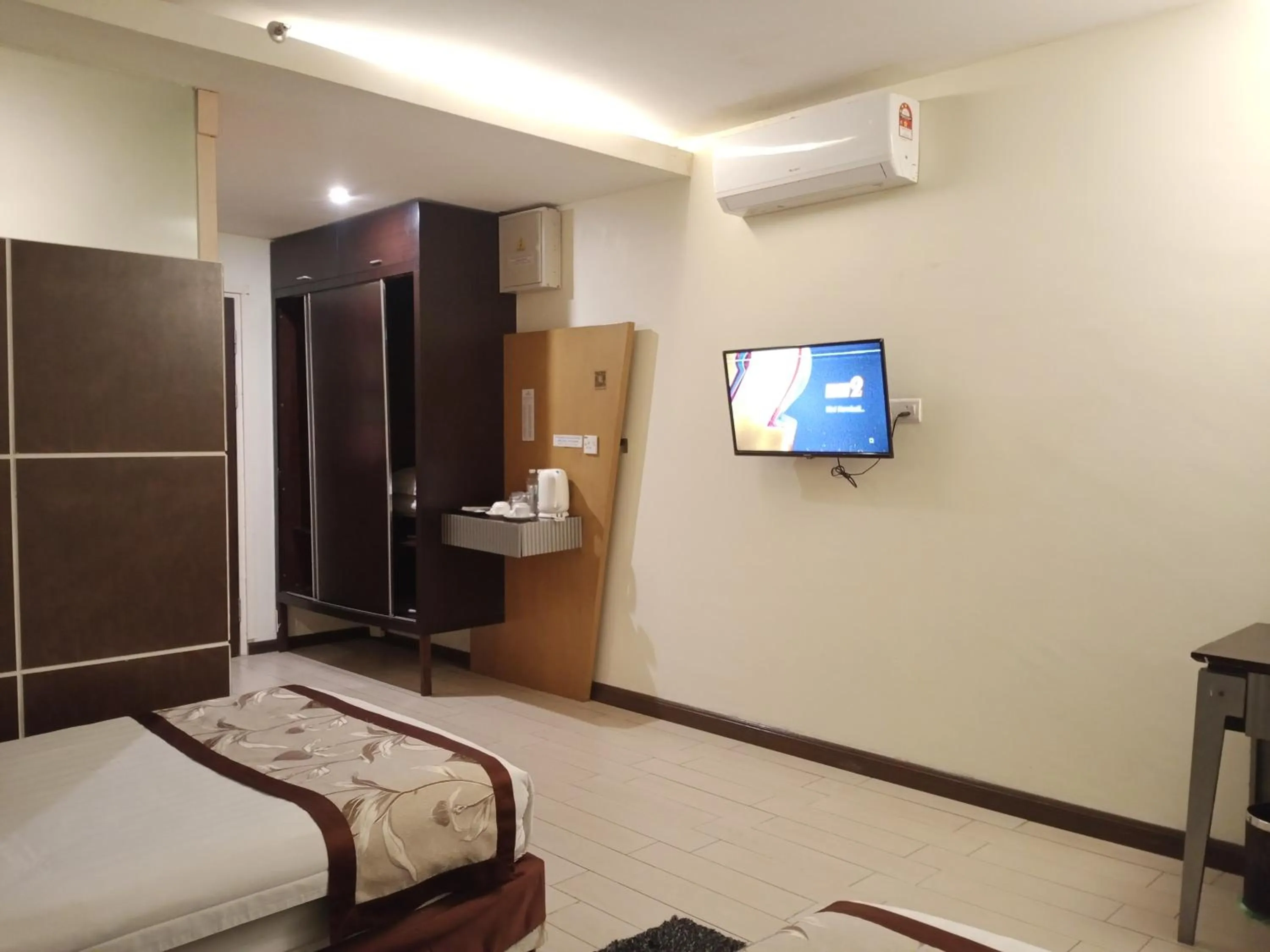 Photo of the whole room, Bed in Shervinton Executive Boutique Hotel