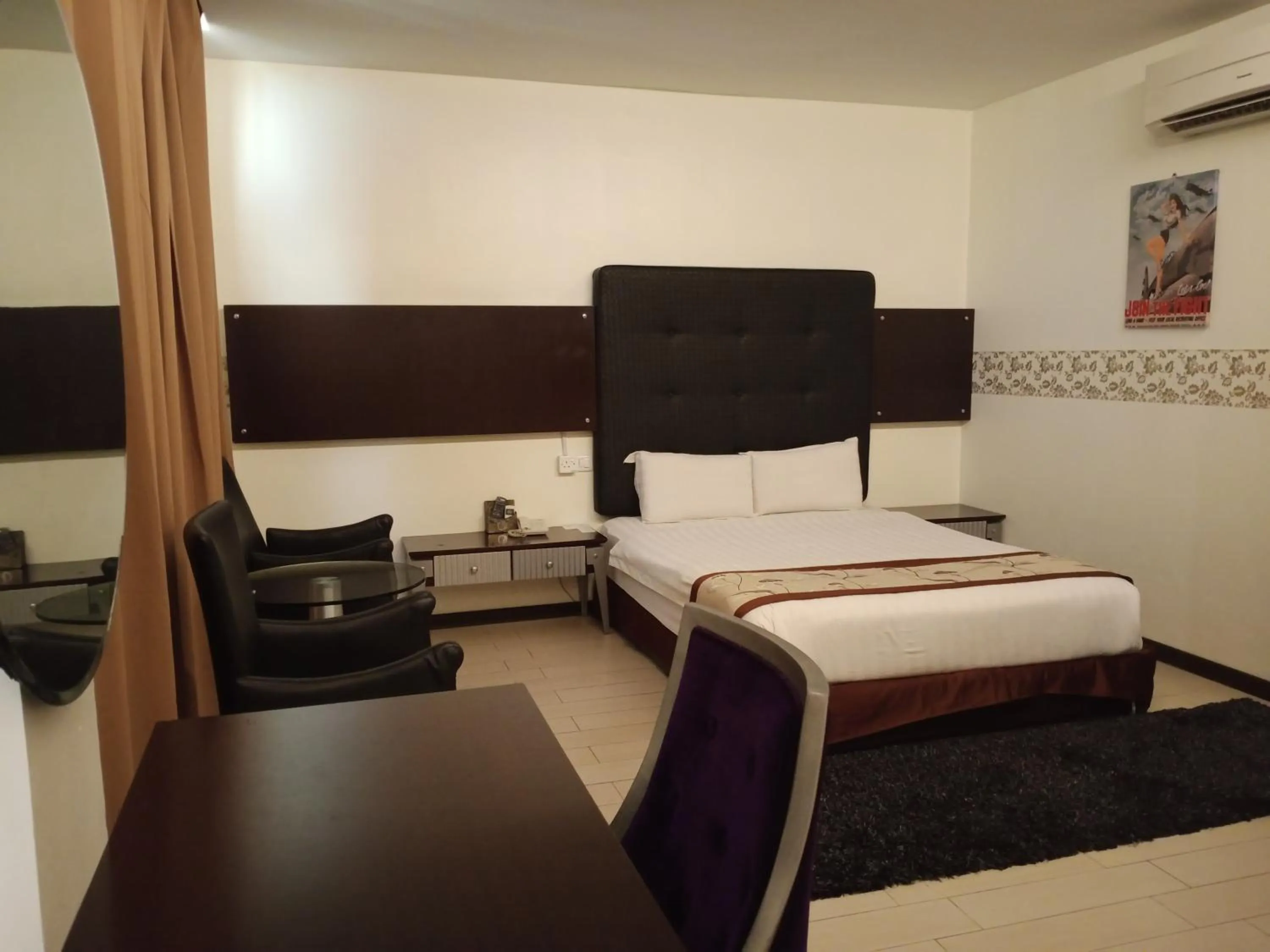 Seating area, Bed in Shervinton Executive Boutique Hotel