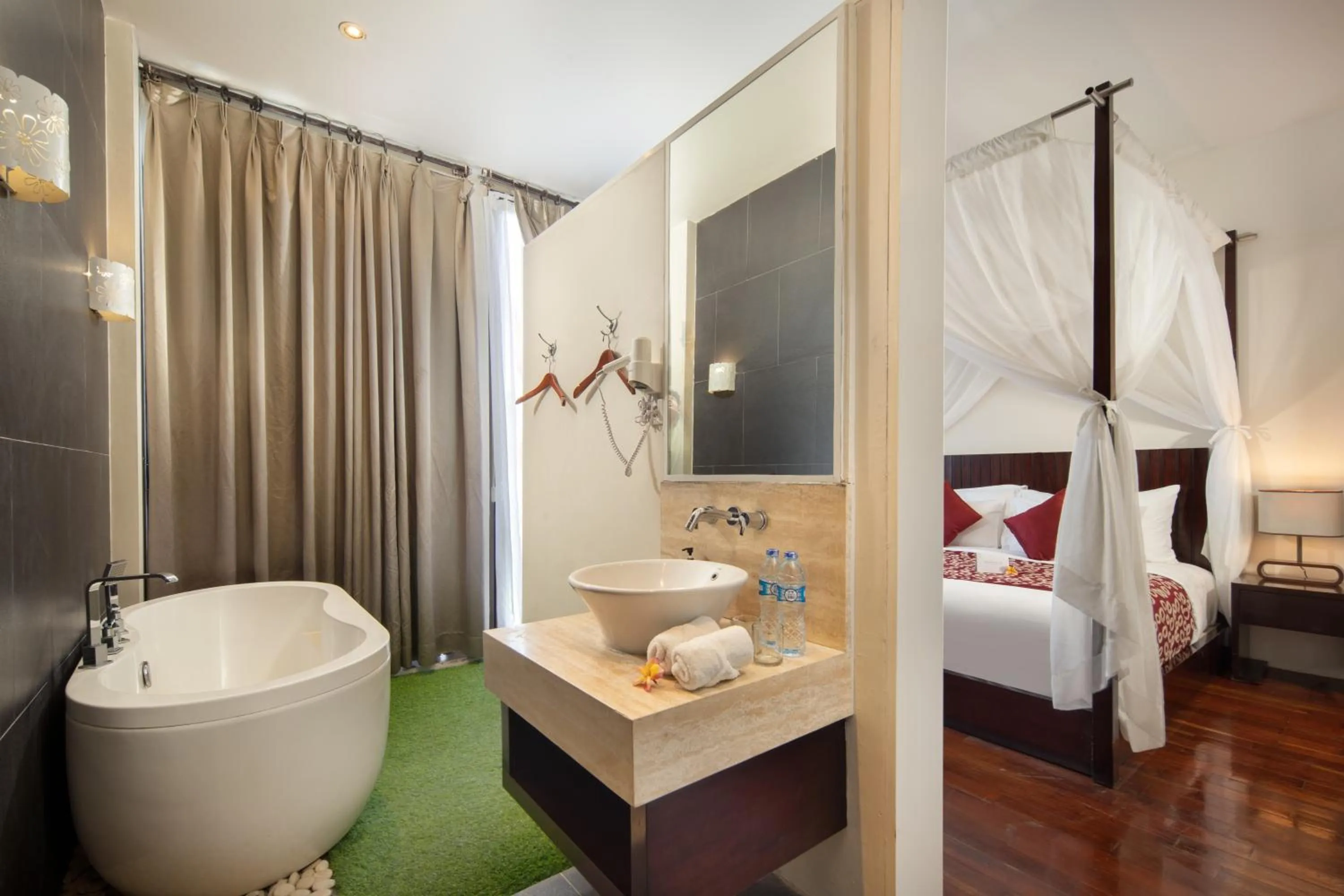 Bathroom, Bed in 18 Suite Villa Kuta