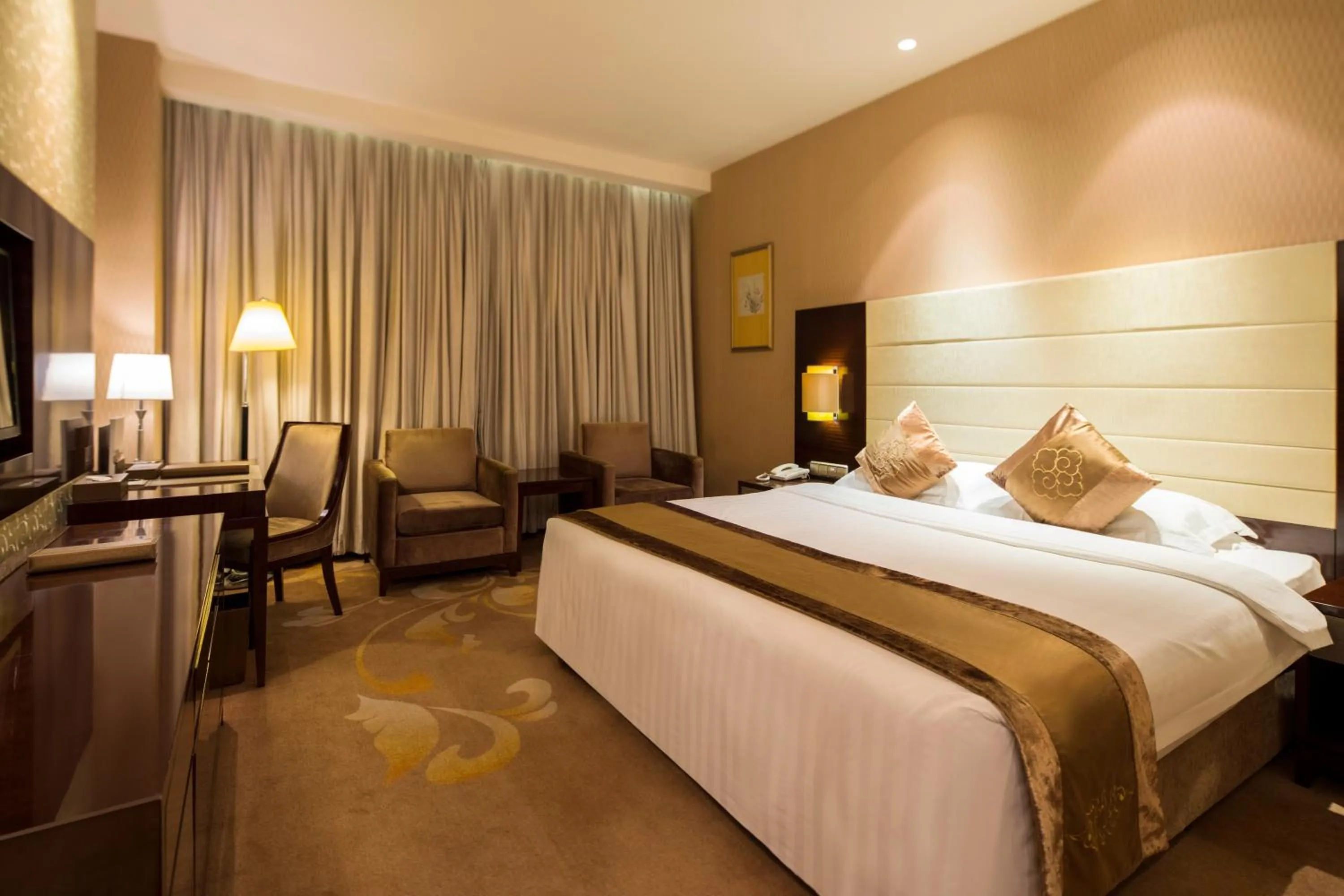 Bed in Ritan Hotel Downtown Beijing