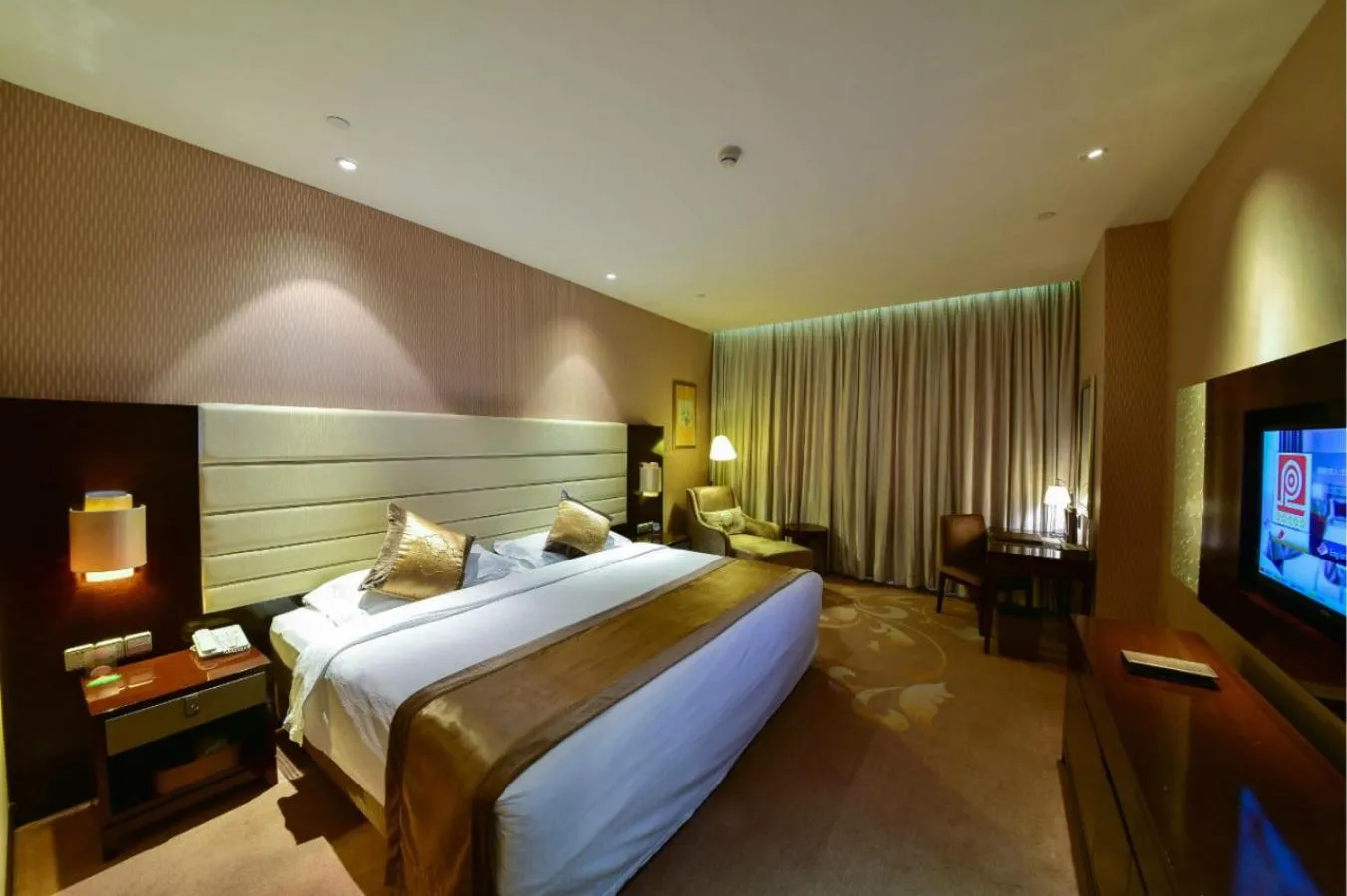 Bed in Ritan Hotel Downtown Beijing