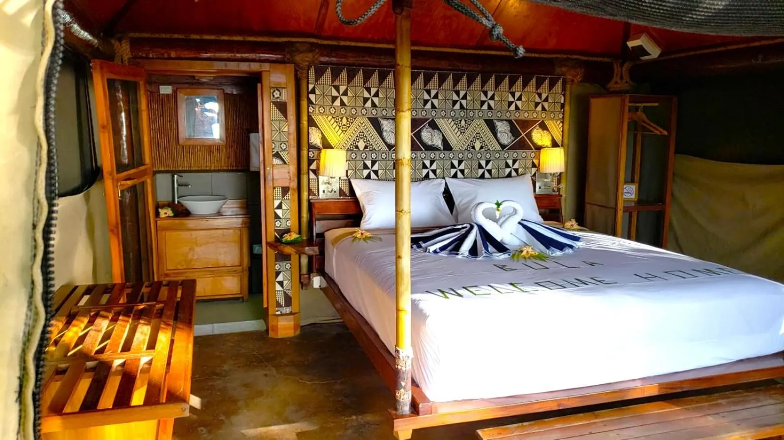 Bed in Barefoot Manta Island Resort