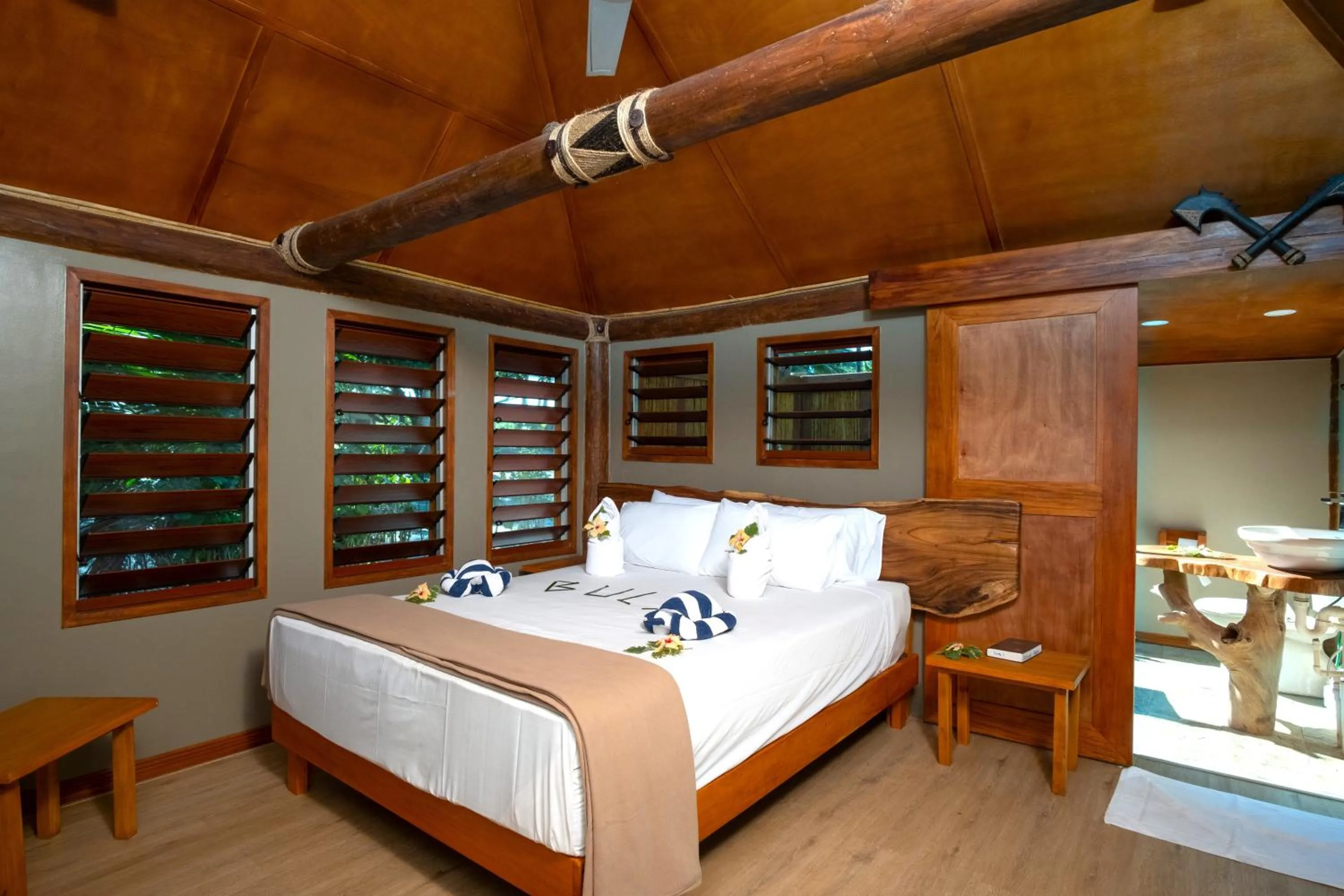 View (from property/room), Bed in Barefoot Manta Island Resort