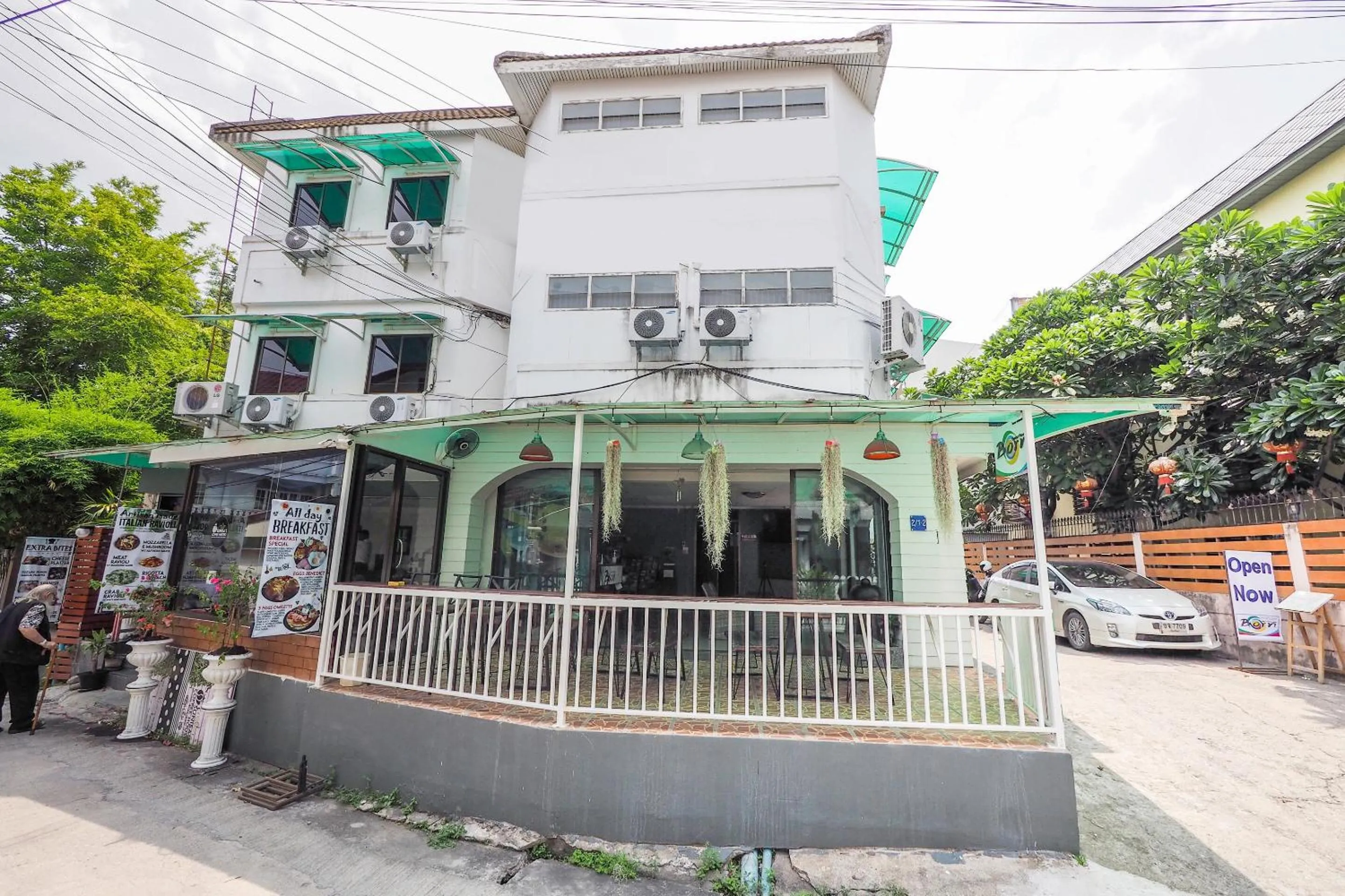 Facade/entrance in Born Guest House