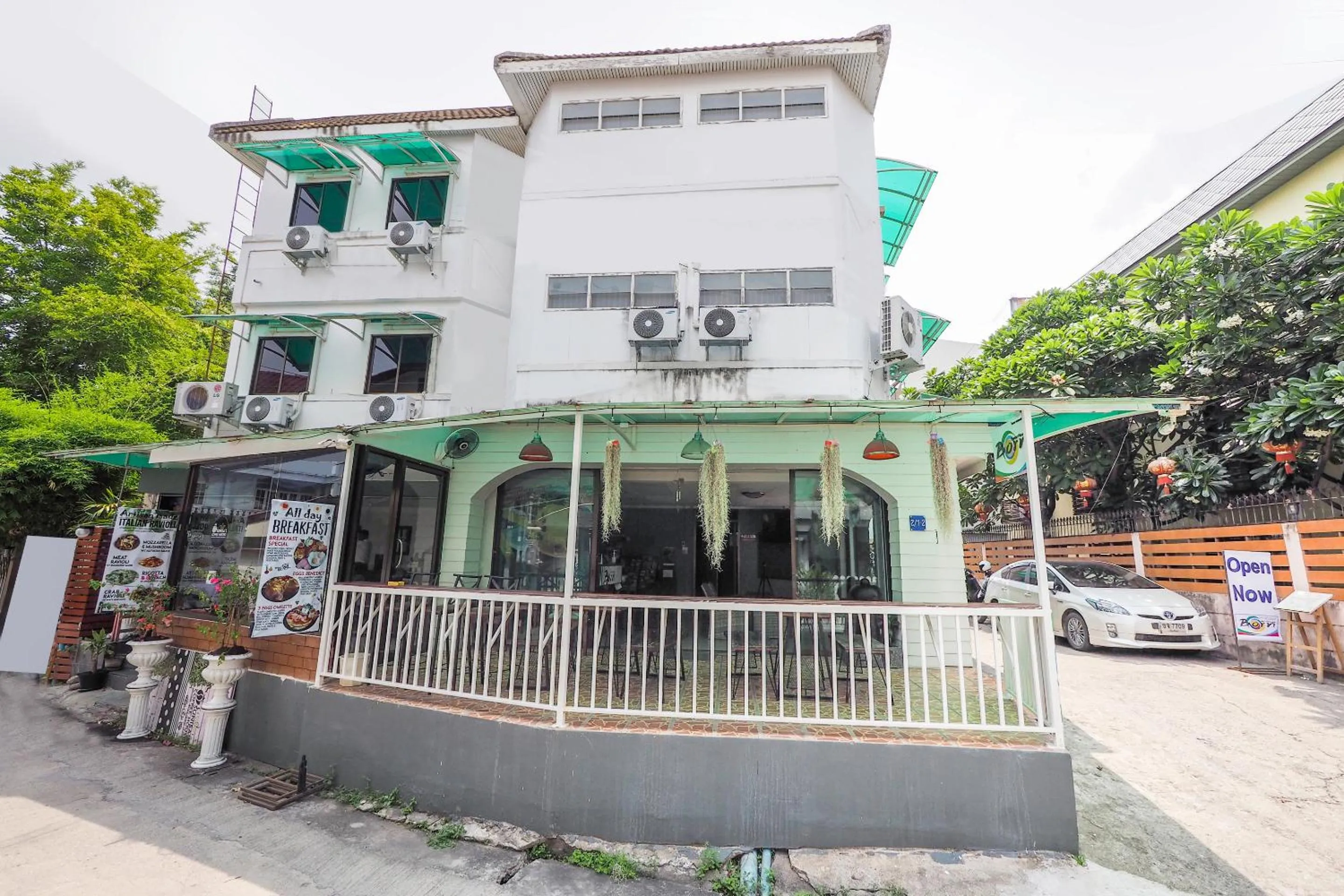 Facade/entrance in Born Guest House