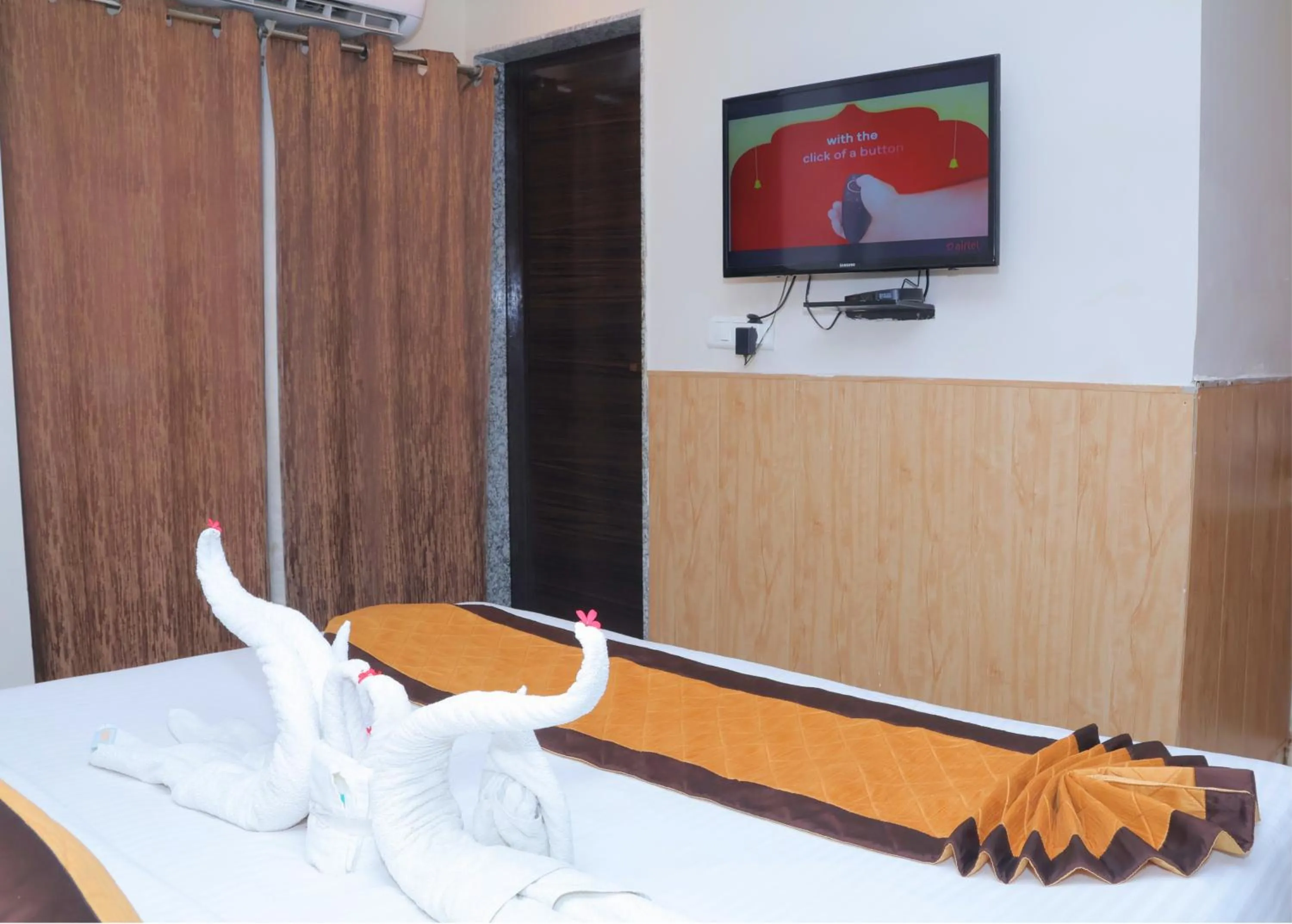 Bed in Hotel Shri Radha Nikunj - Opposite Prem Mandir