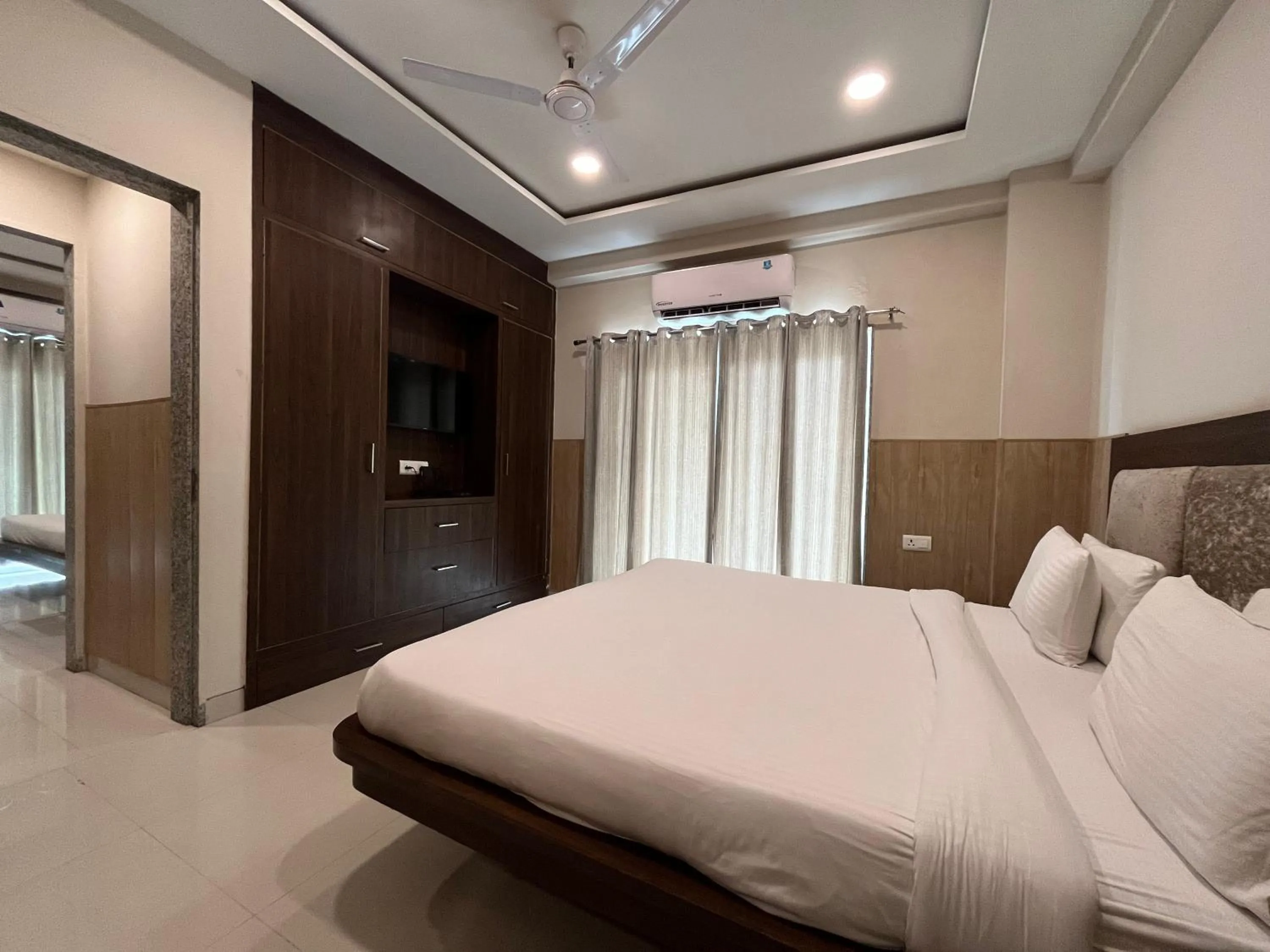 Bed in Hotel Shri Radha Nikunj - Opposite Prem Mandir