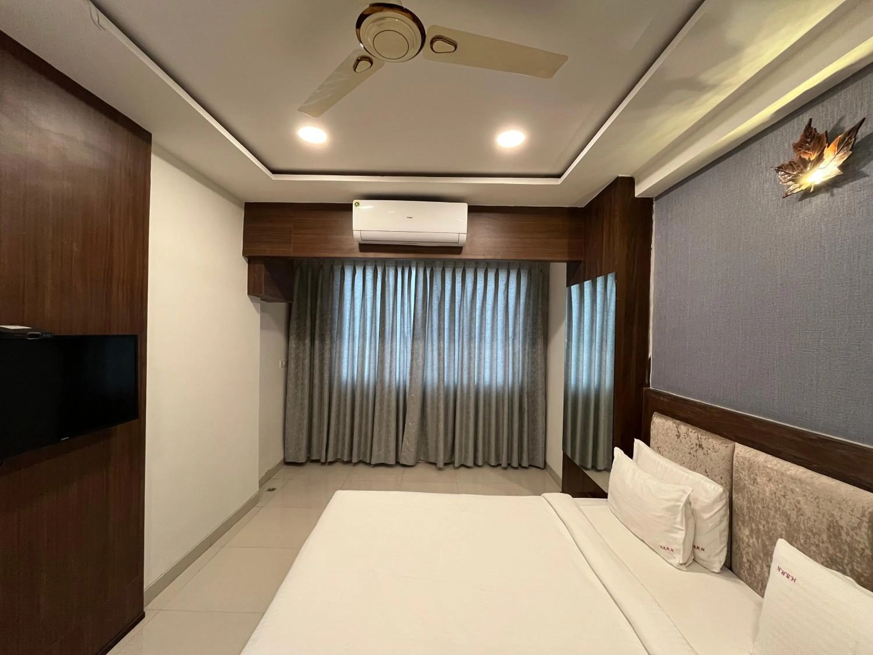 Bed in Hotel Shri Radha Nikunj - Opposite Prem Mandir