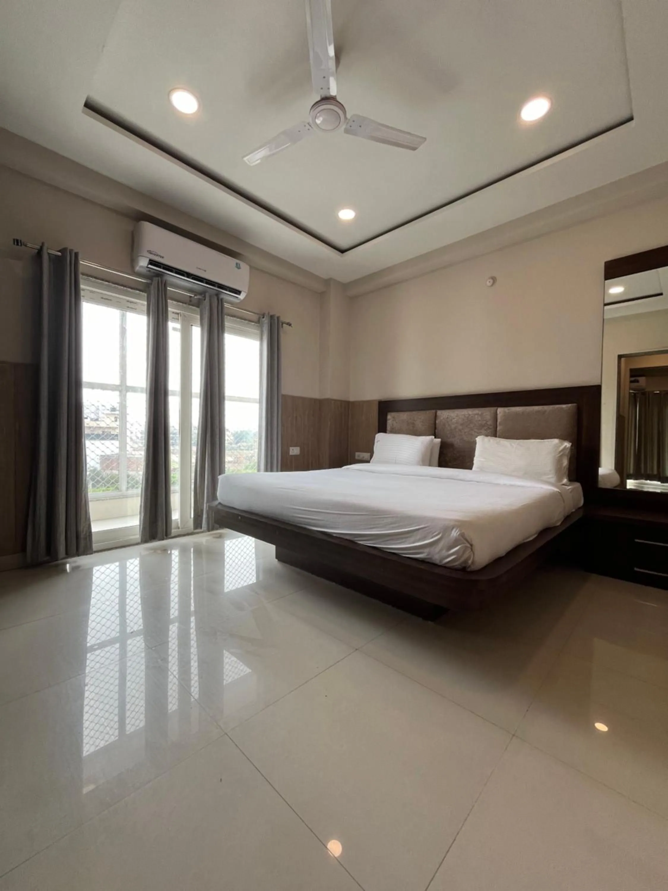 Bed in Hotel Shri Radha Nikunj - Opposite Prem Mandir