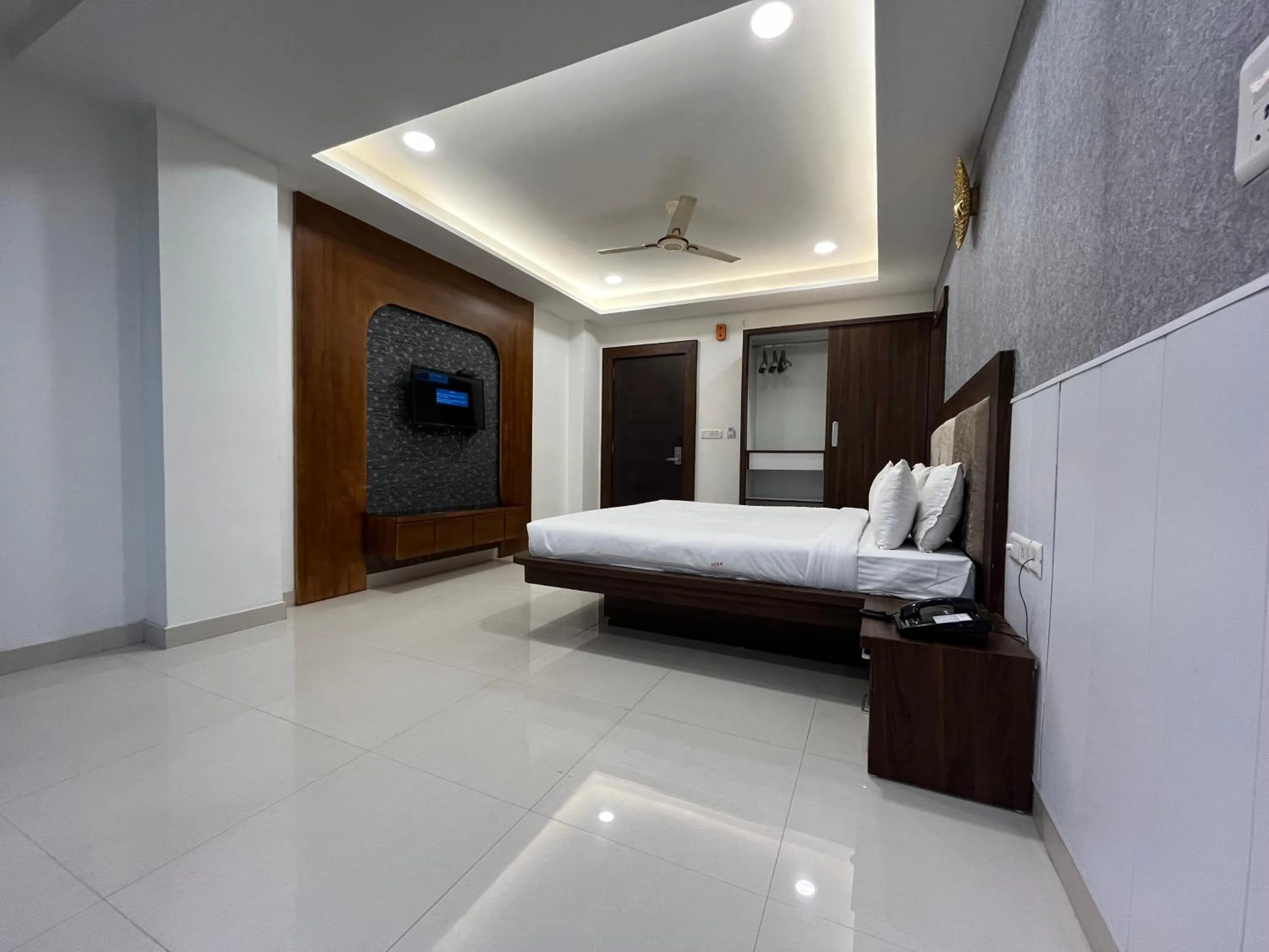 Bed in Hotel Shri Radha Nikunj - Opposite Prem Mandir