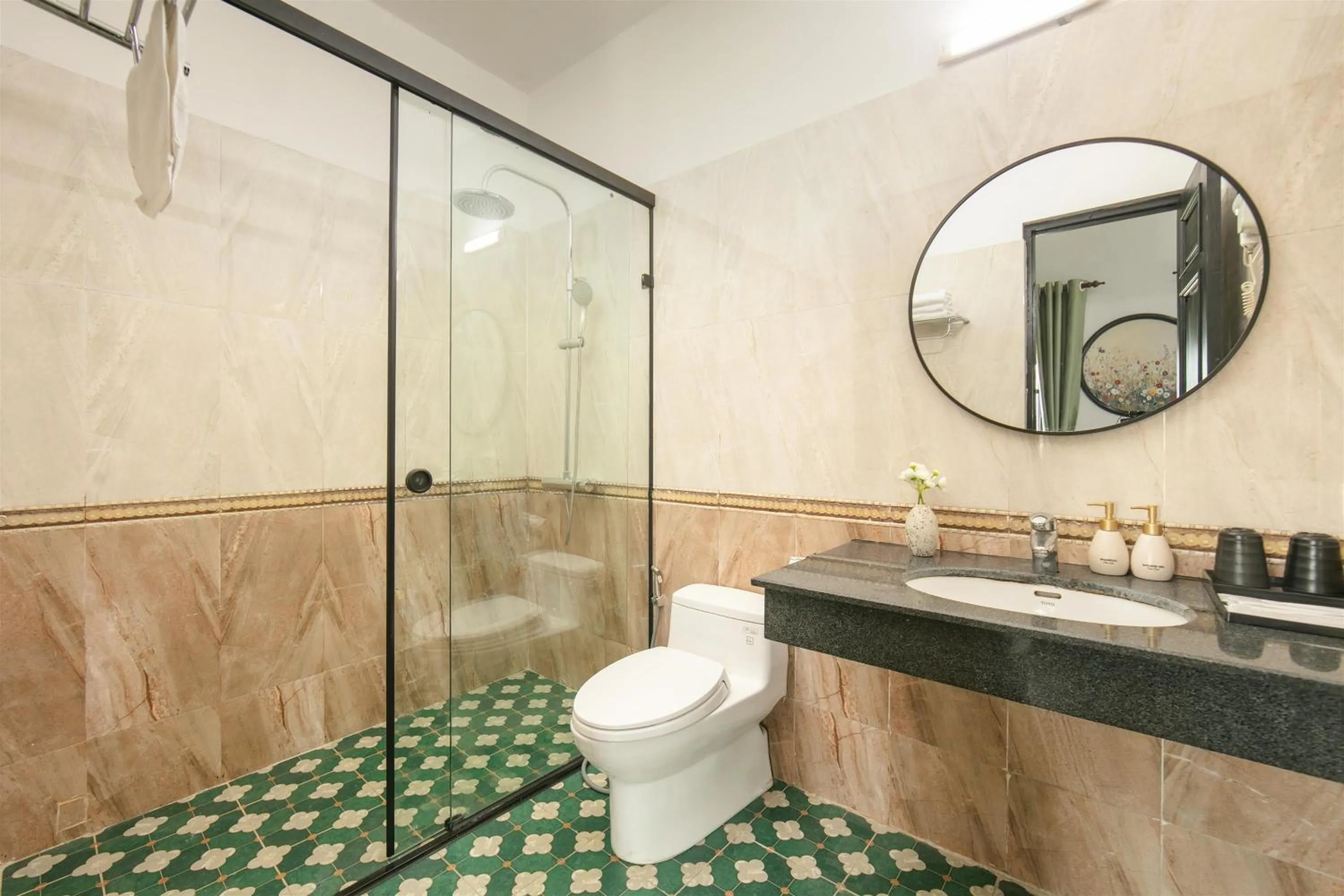 Shower in Old Quarter Charm Hotel