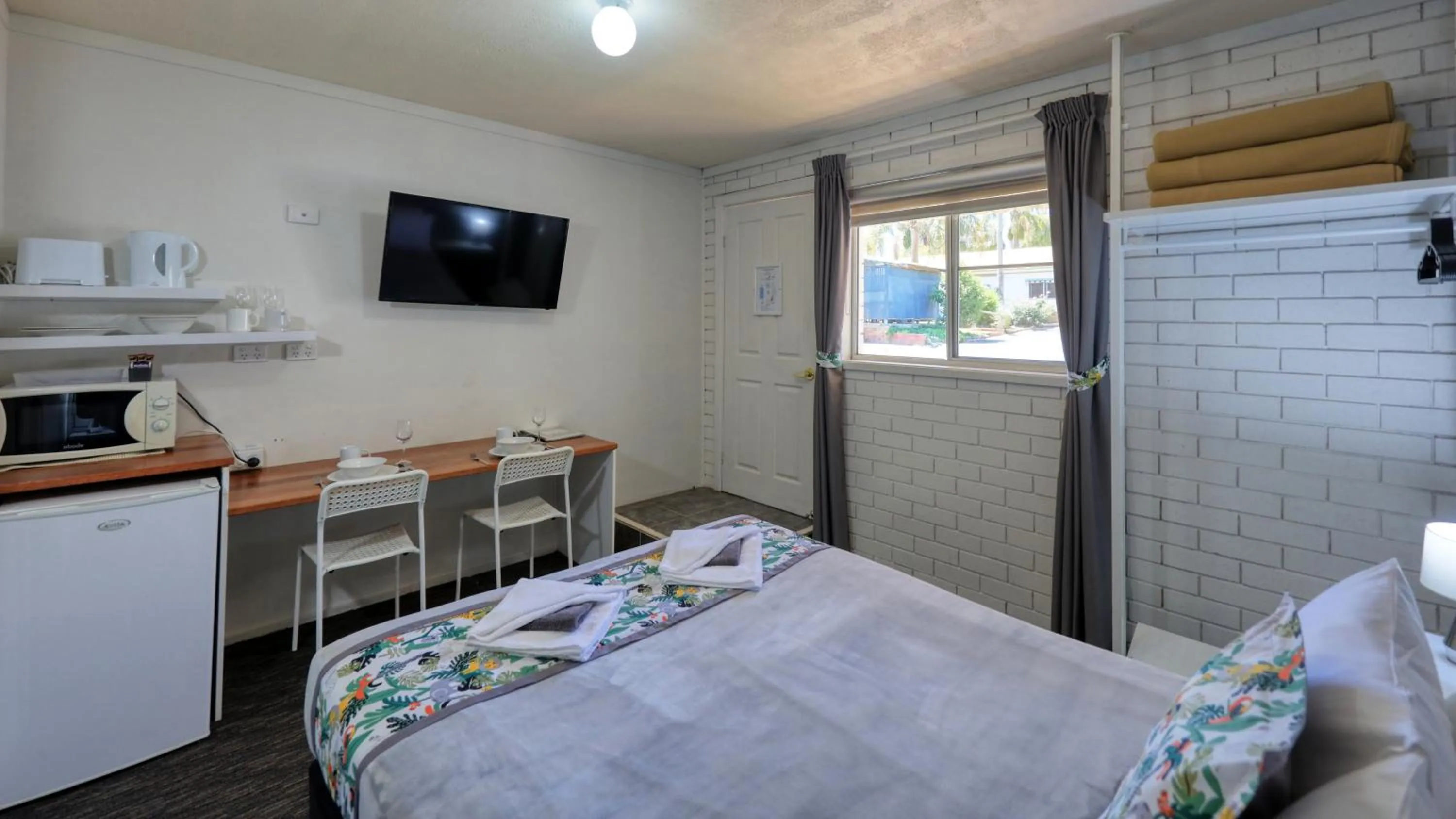 TV and multimedia, Bed in Oasis Motel