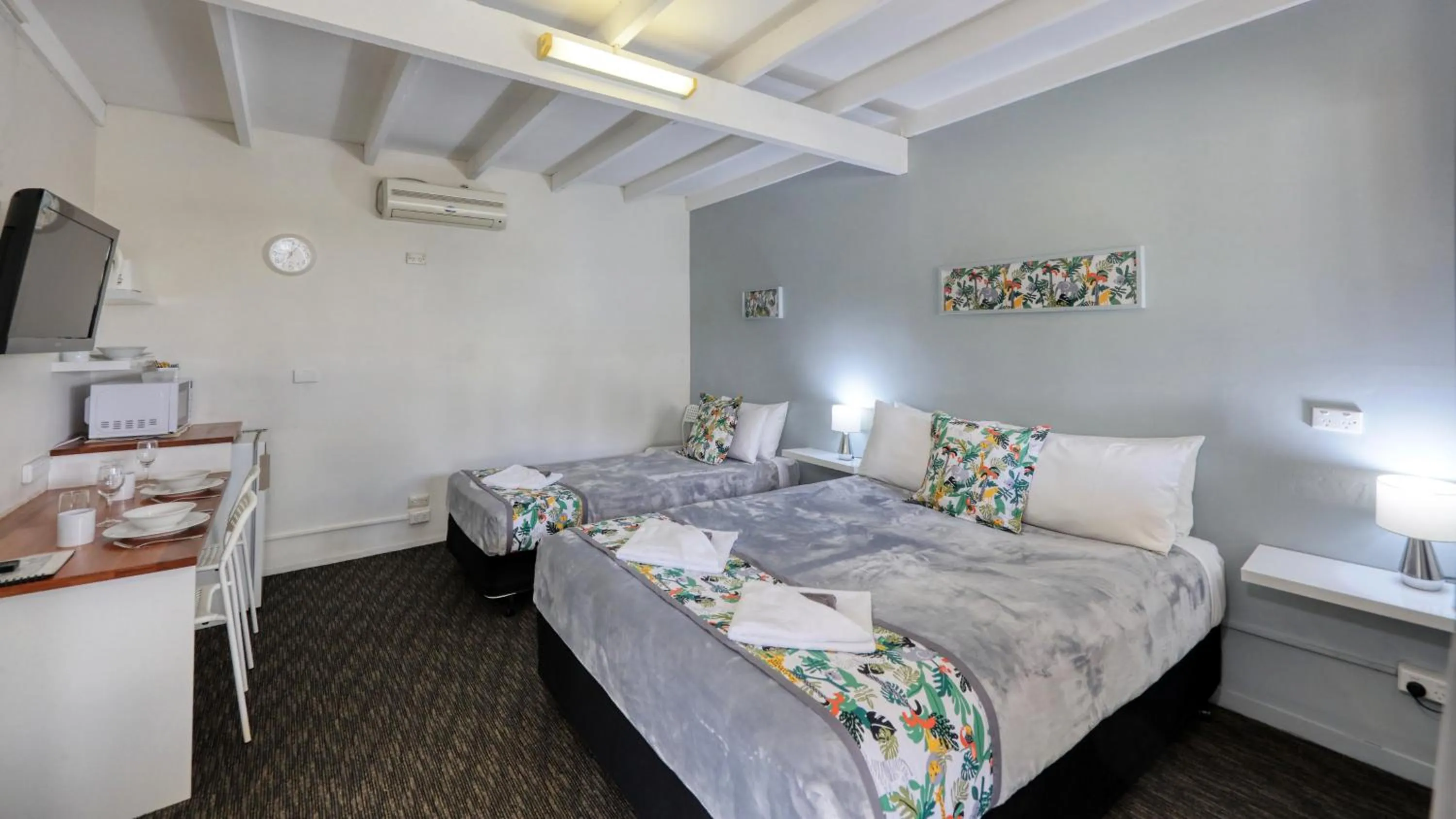 Photo of the whole room, Bed in Oasis Motel