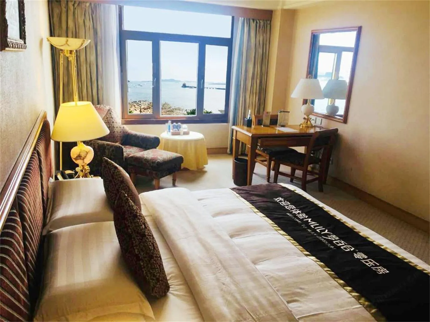 Bed in Qingdao Oceanwide Elite Hotel