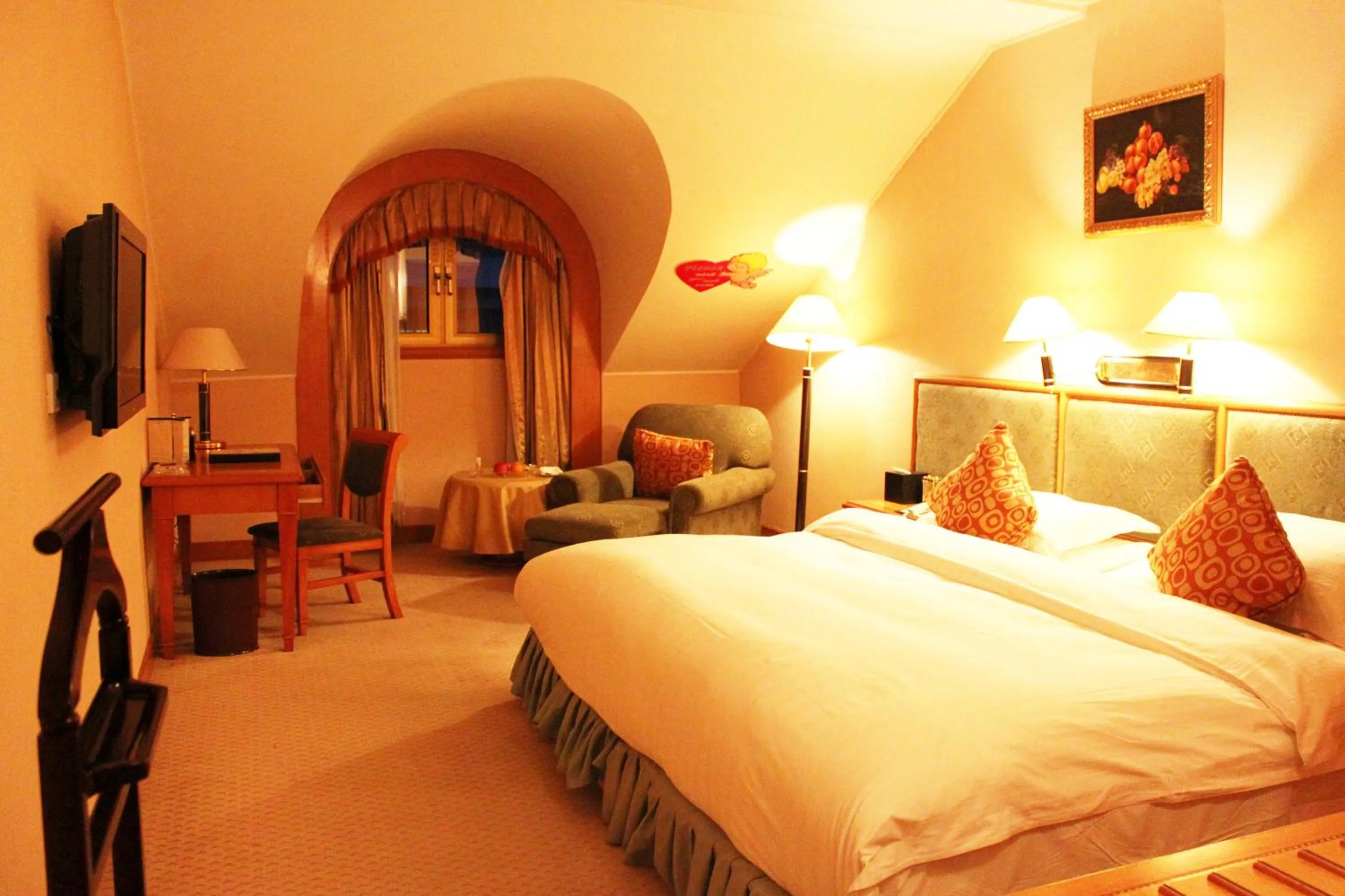 Bedroom, Bed in Qingdao Oceanwide Elite Hotel