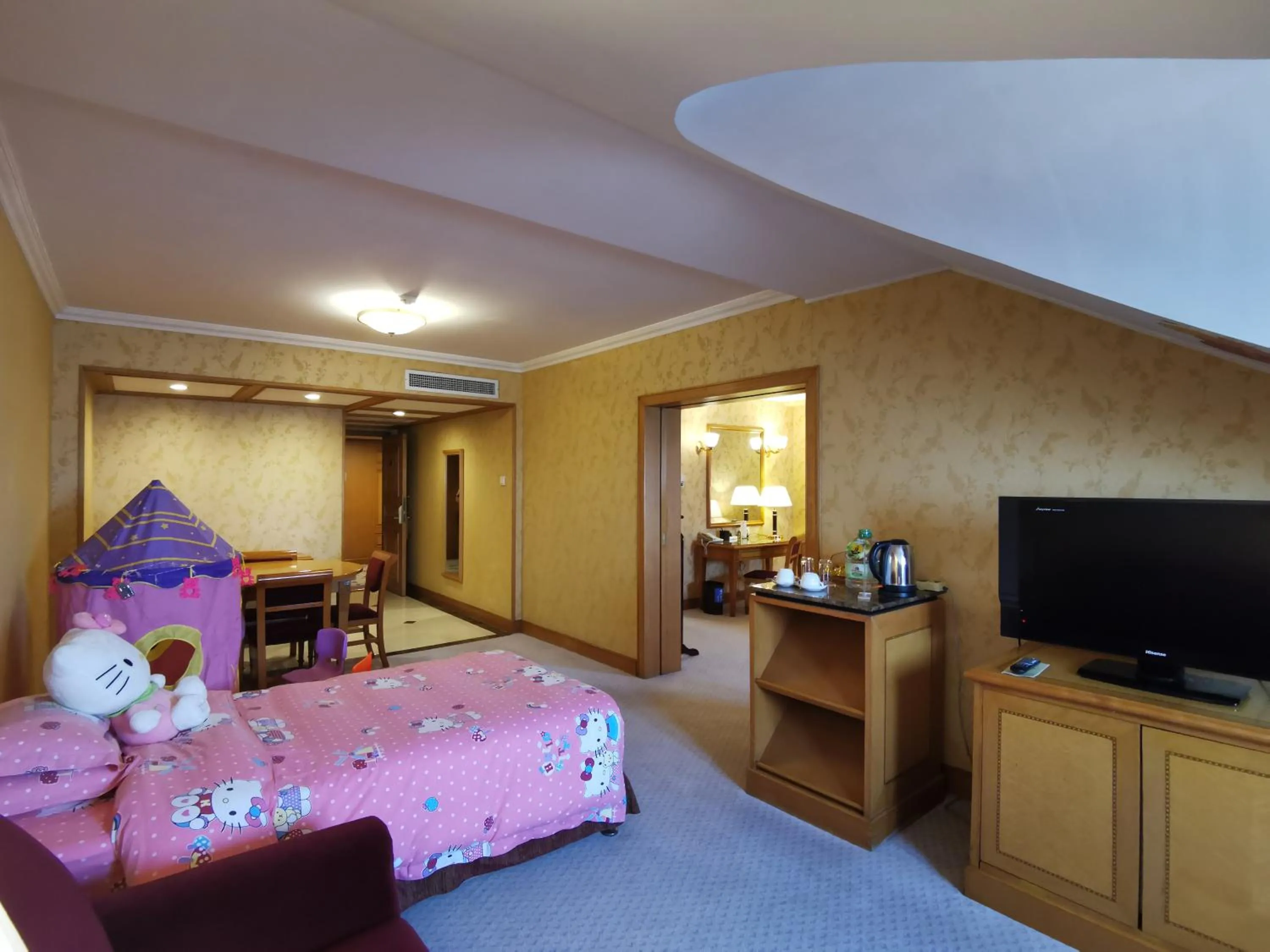 Bed in Qingdao Oceanwide Elite Hotel