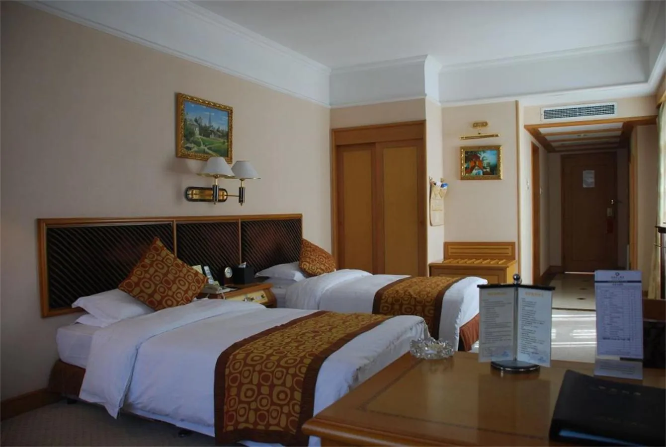 Bed in Qingdao Oceanwide Elite Hotel