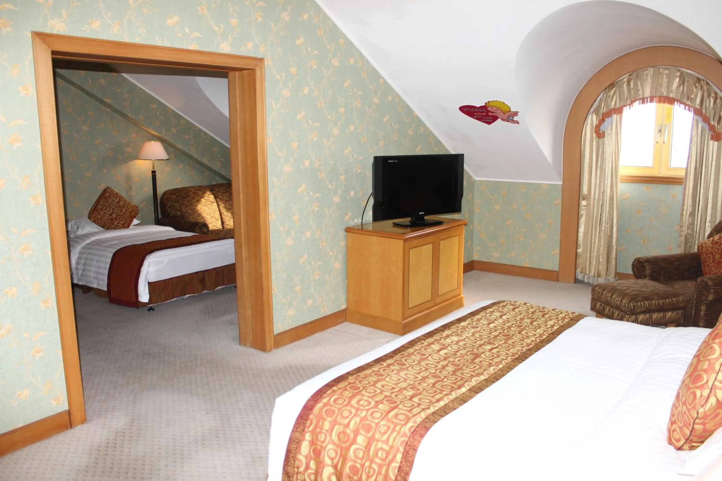 Bedroom, Bed in Qingdao Oceanwide Elite Hotel