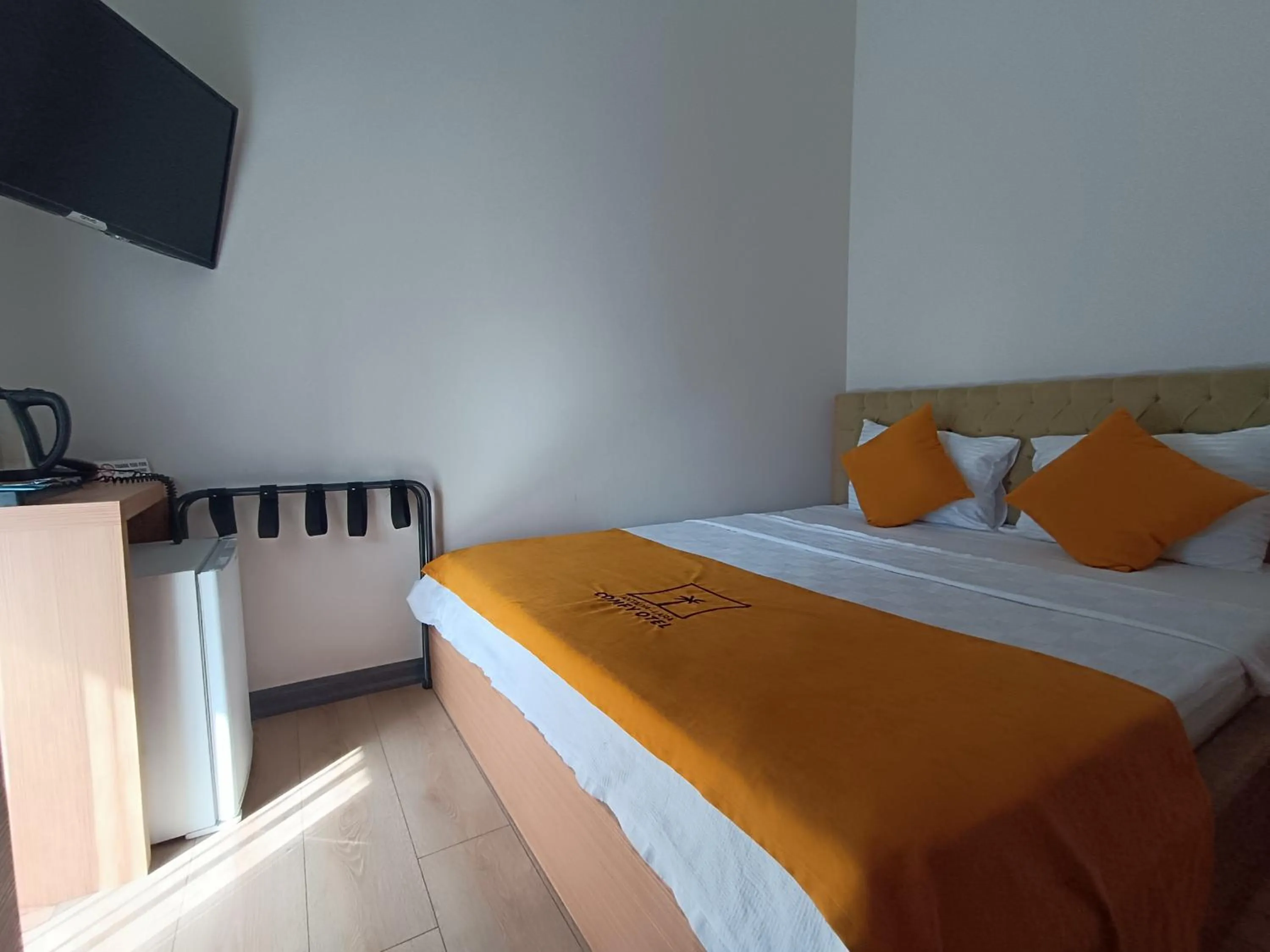 Communal lounge/ TV room in Fora Inn Lara