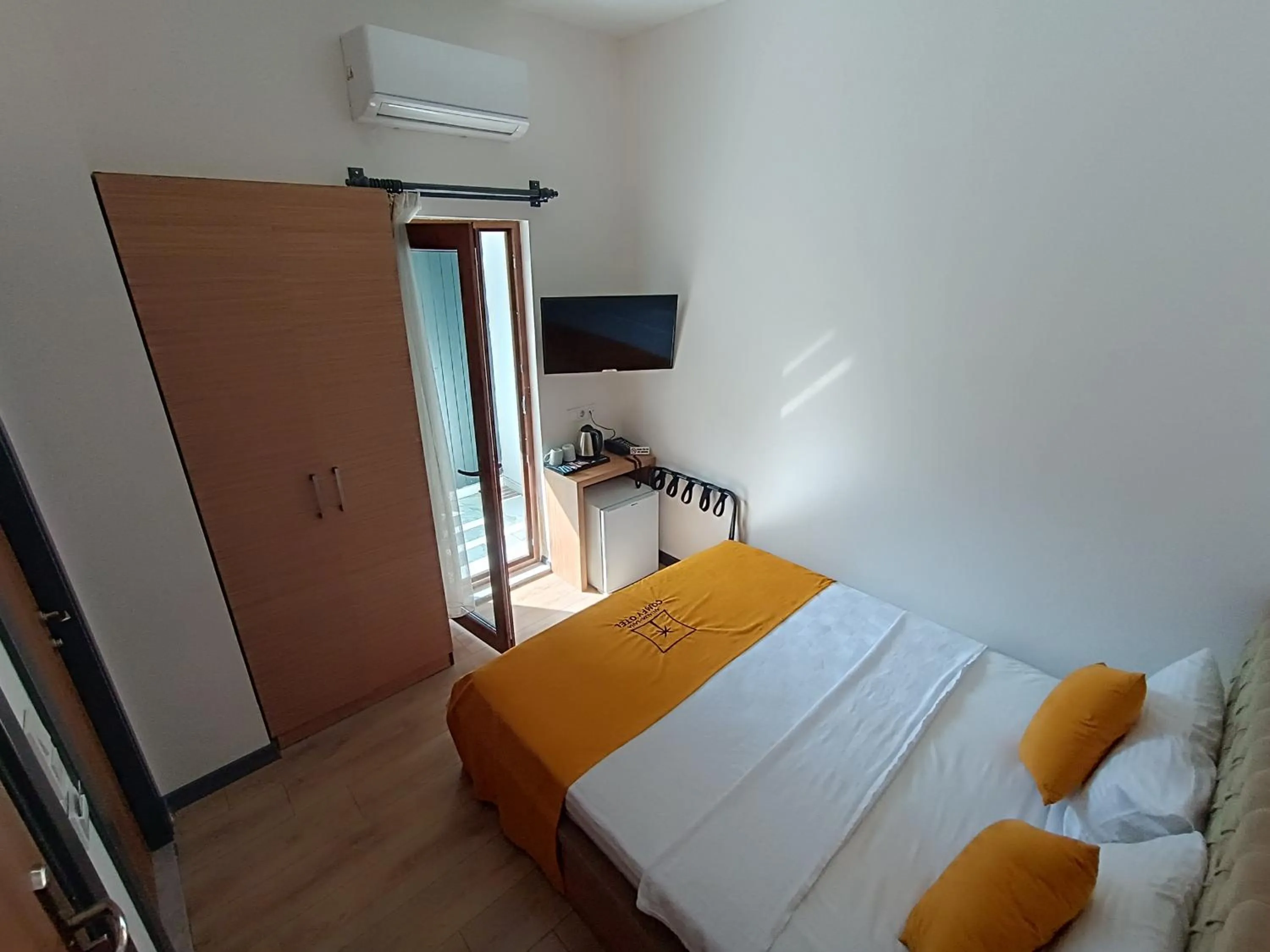 Communal lounge/ TV room in Fora Inn Lara