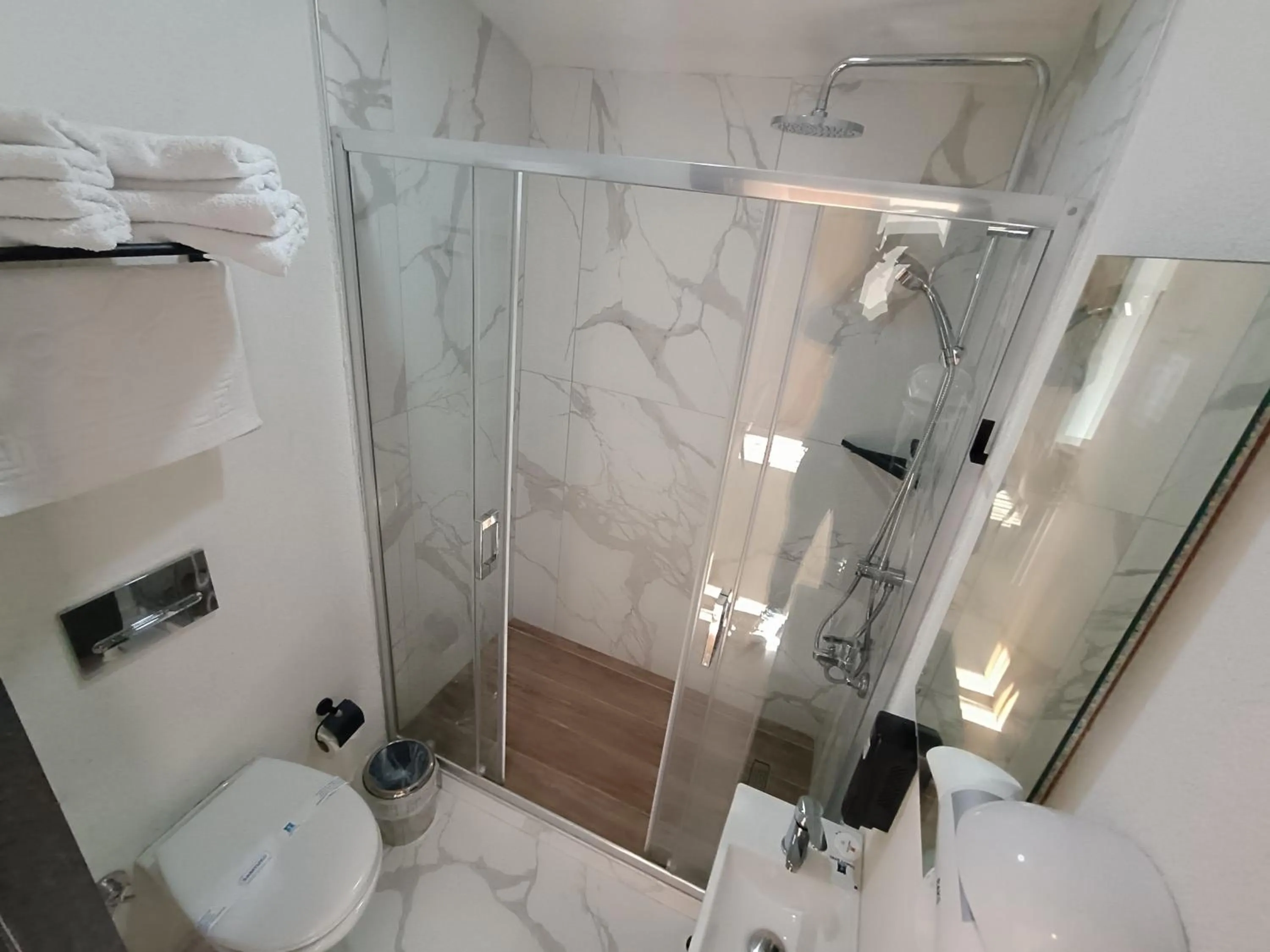 Shower in Fora Inn Lara