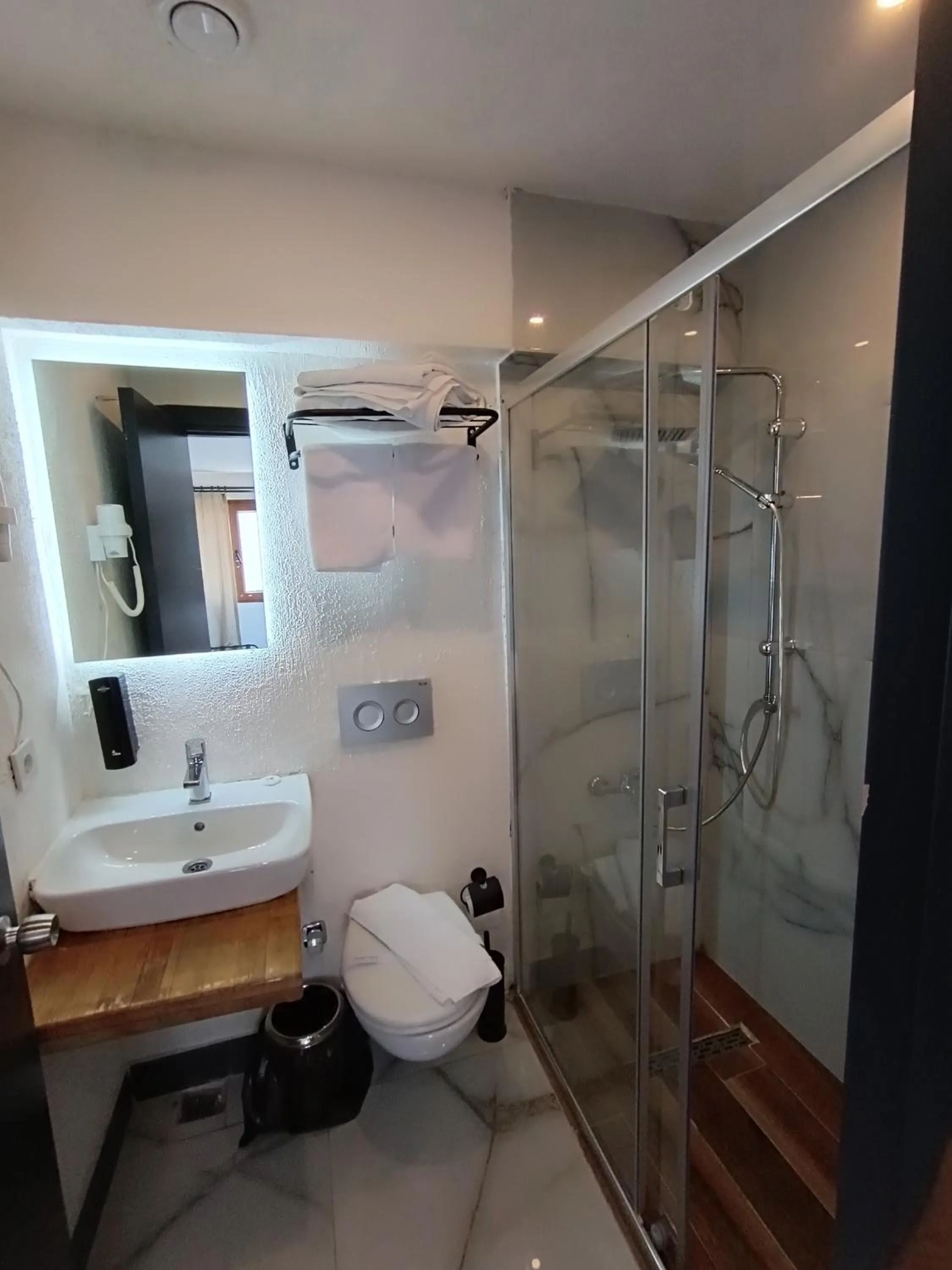 Shower in Fora Inn Lara