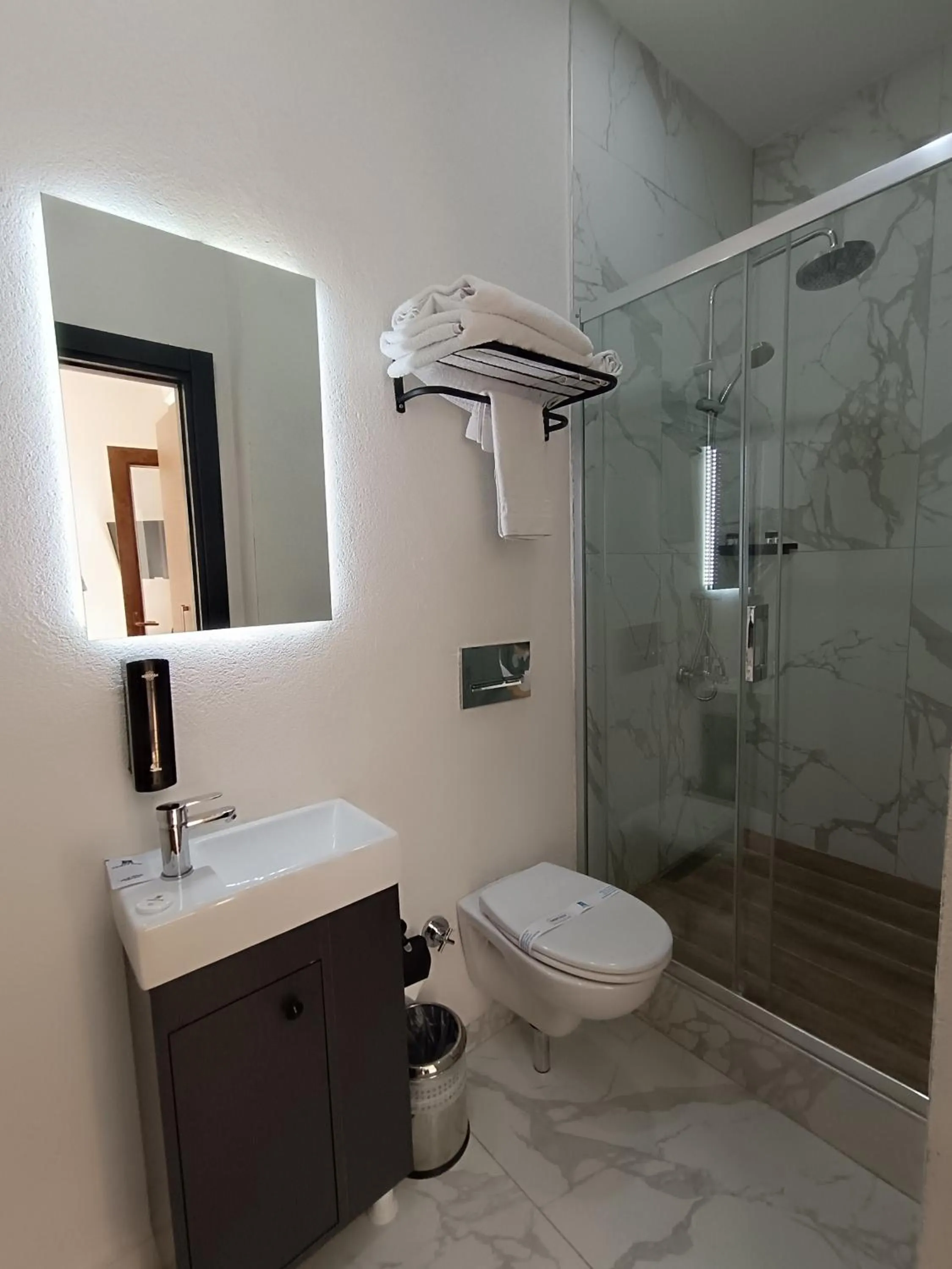 Shower in Fora Inn Lara