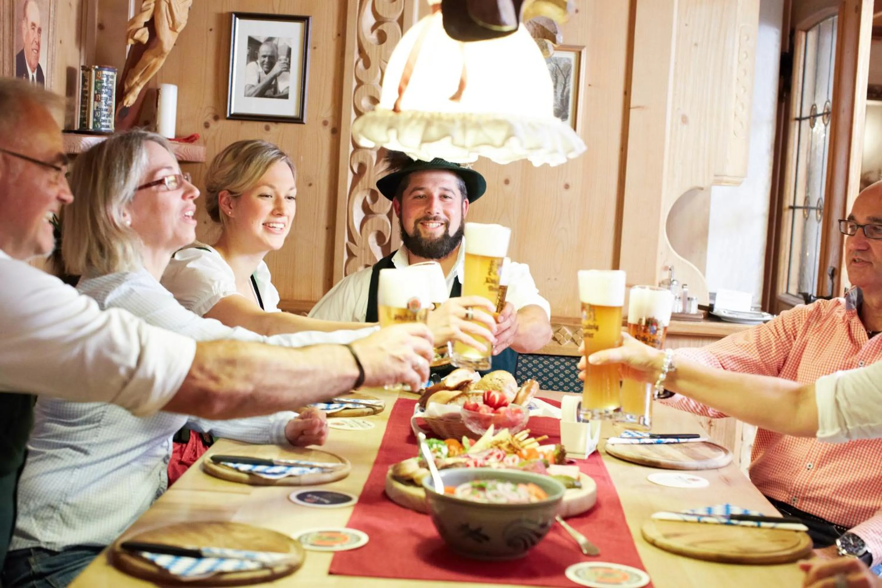 Restaurant/places to eat in Hotel Helmer