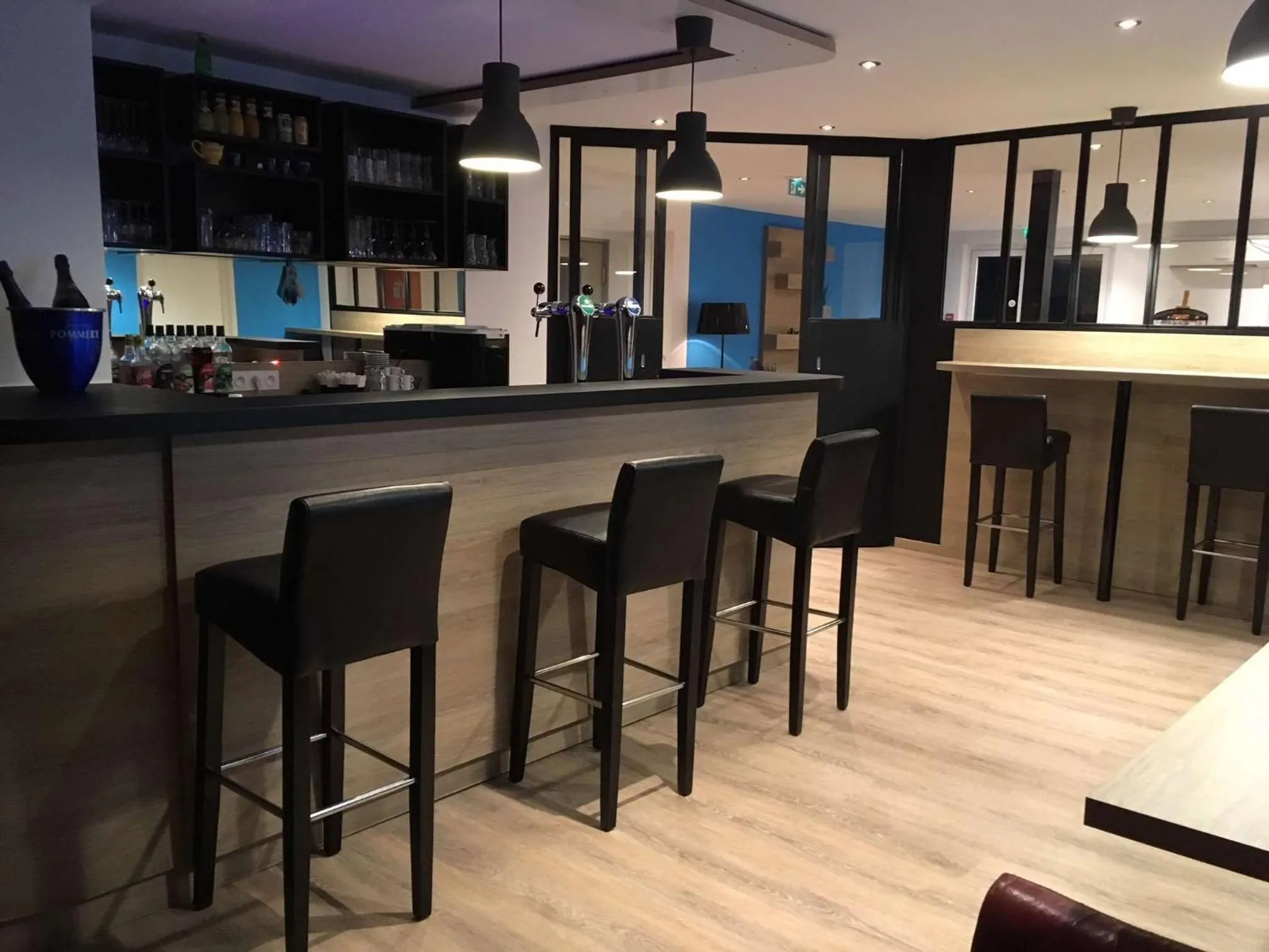 Lounge or bar in Brit Hotel Salon de Provence