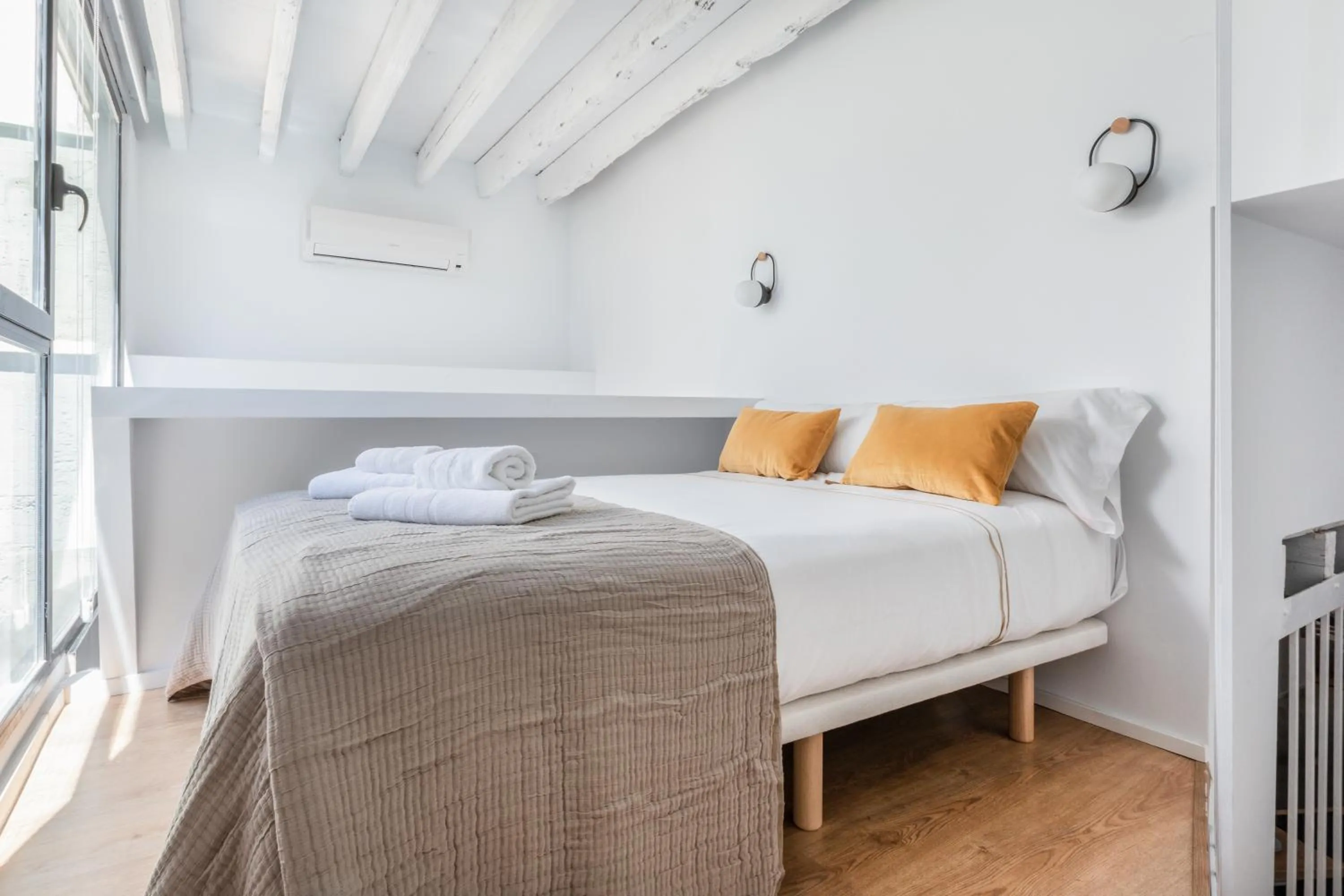 Photo of the whole room, Bed in Slow Suites Maestranza