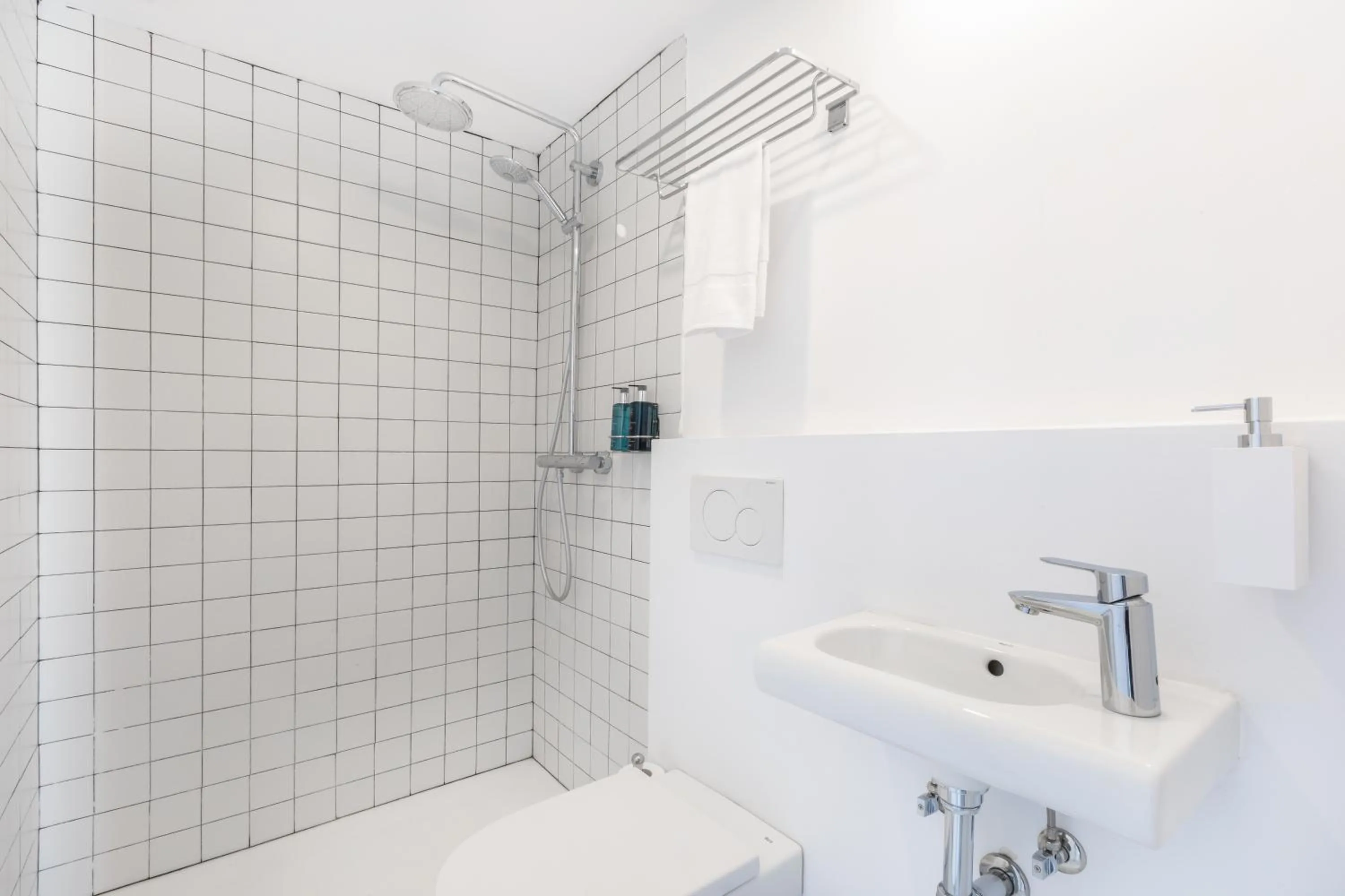 Shower in Slow Suites Maestranza