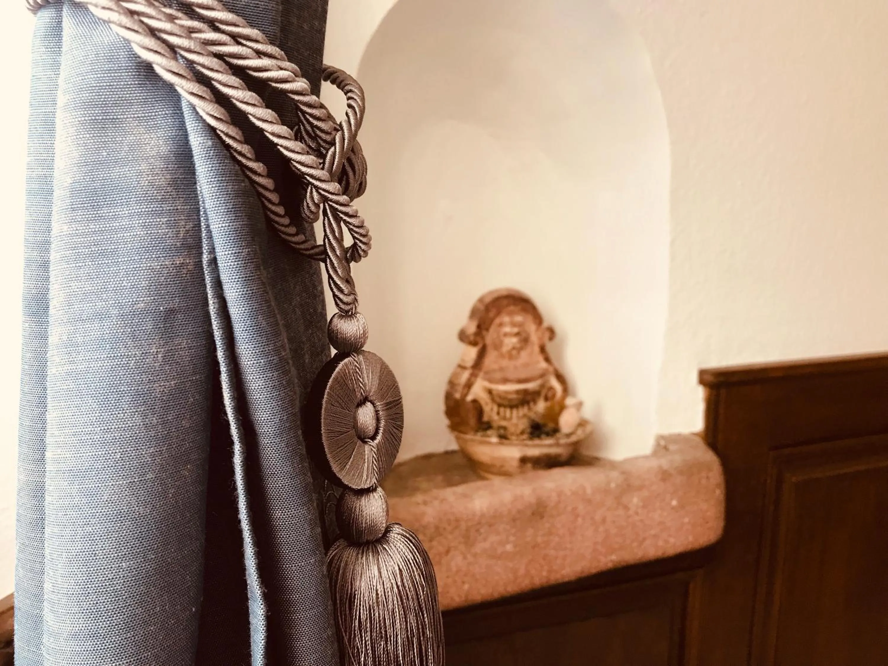 Decorative detail, Bed in AUX DEUX CIGOGNES AMMERSCHWIHR